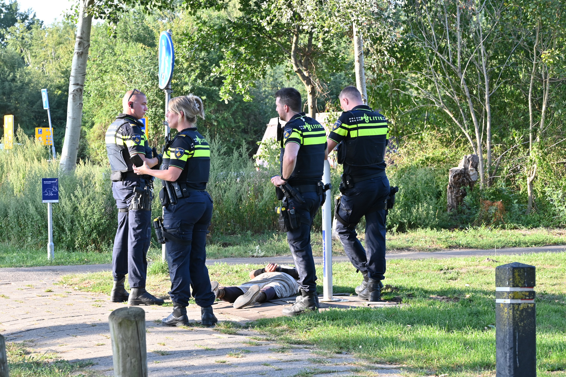 Overlastgever gooit aanstekers naar voorbijgangers en wordt aangehouden