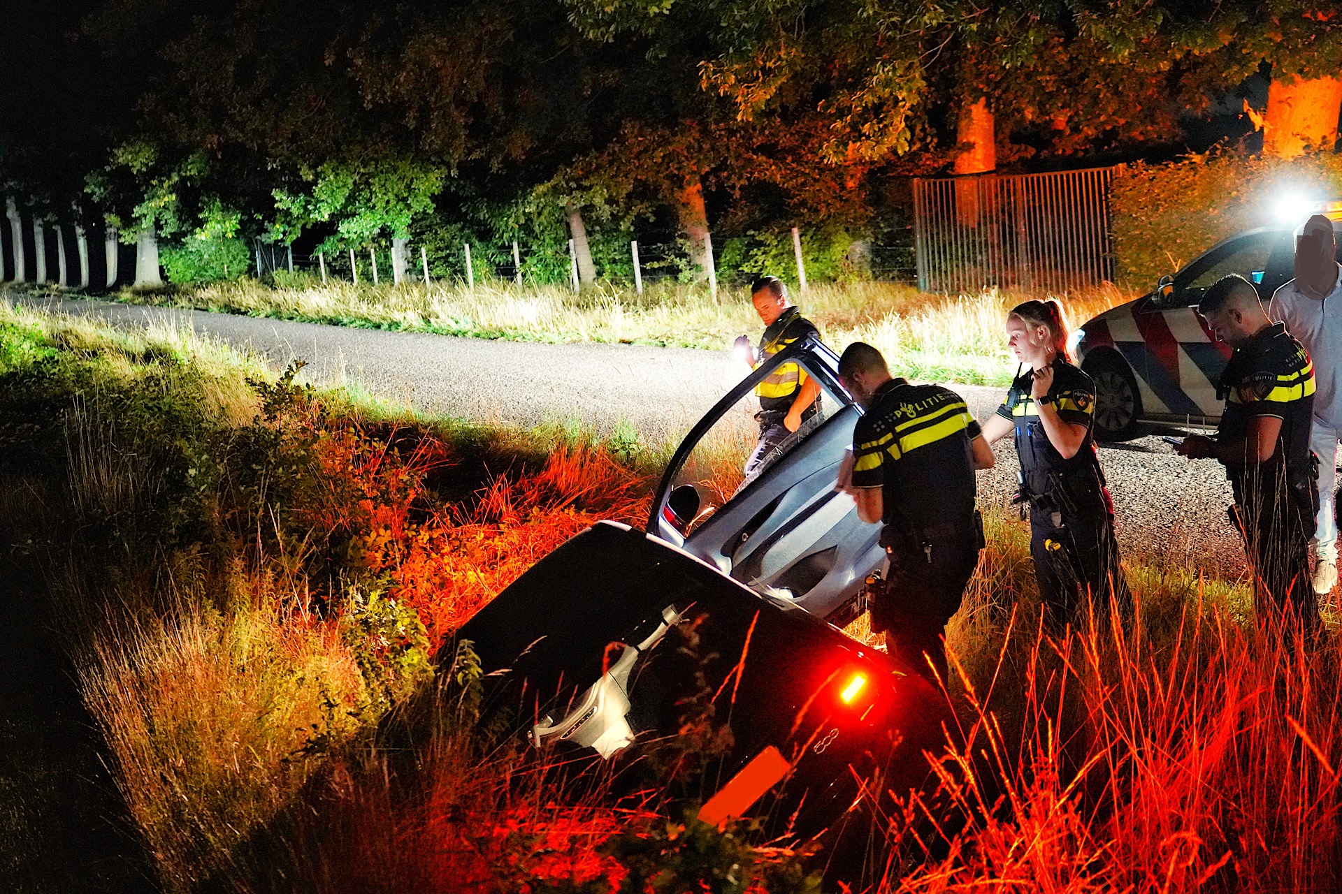 Auto belandt in sloot, bestuurster is onder invloed