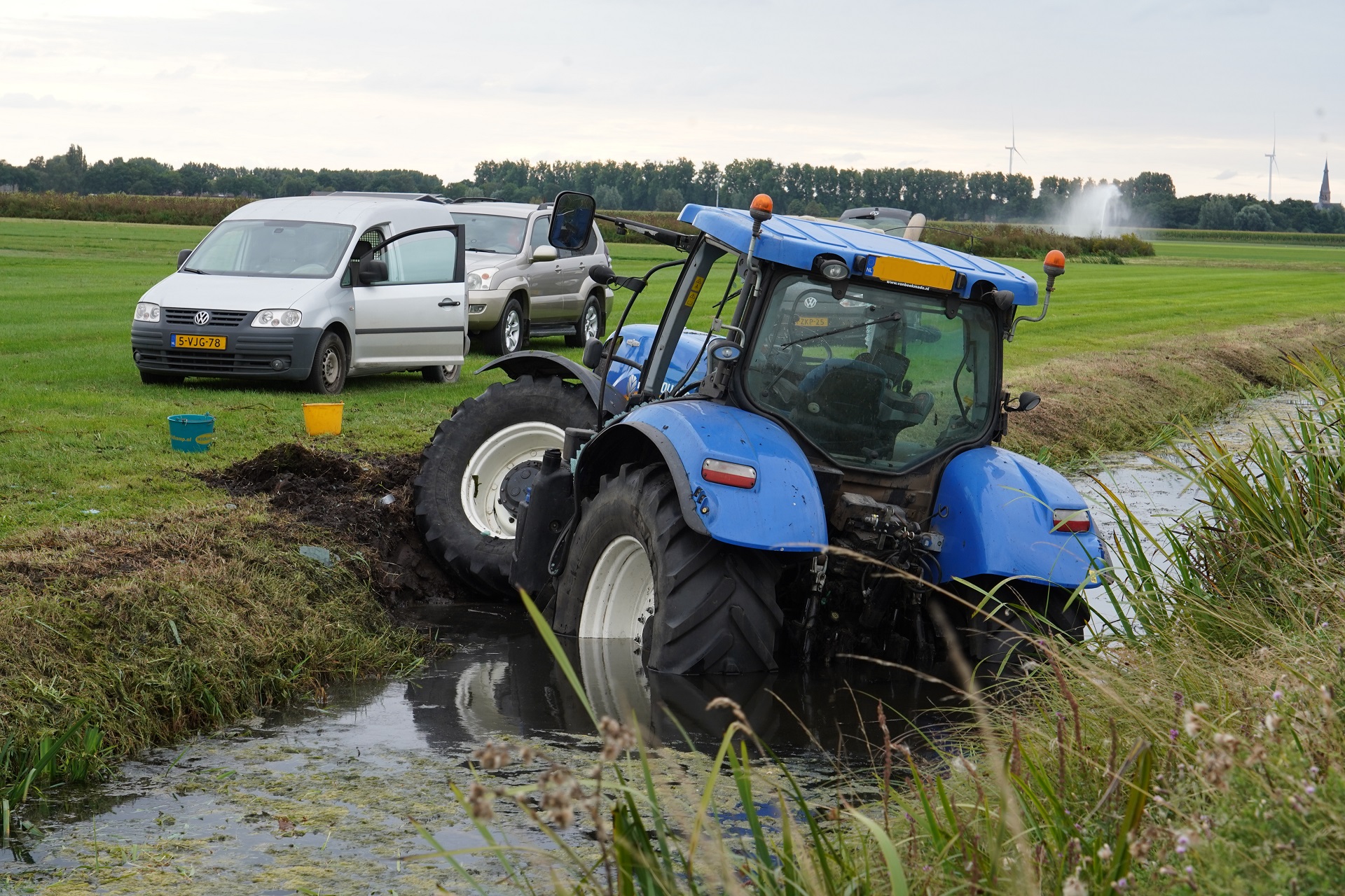 Bestuurder verliest macht over het stuur van tractor en raakt gewond