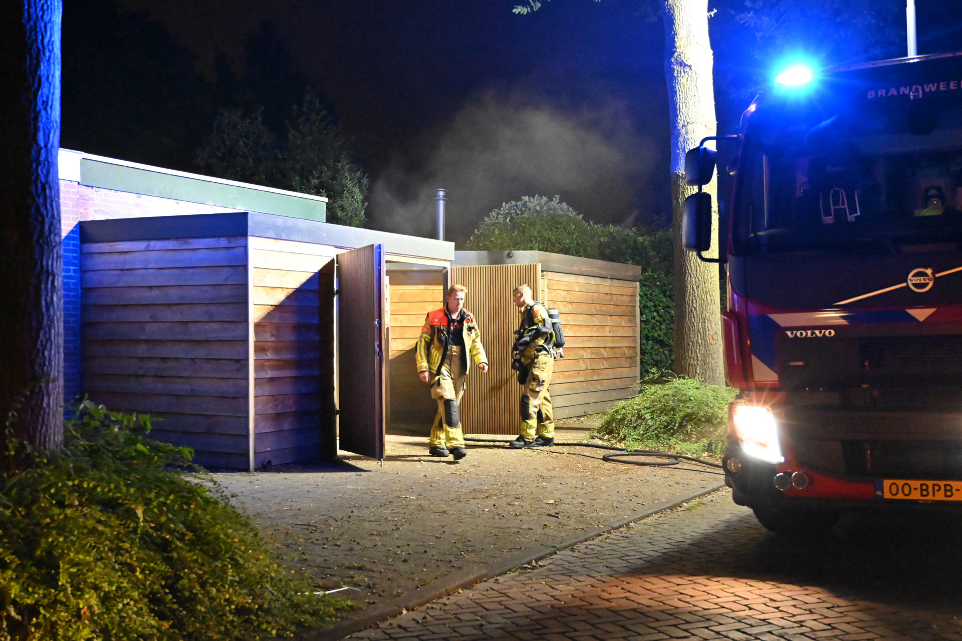 Brand in bijgebouw zorgt voor flinke schade