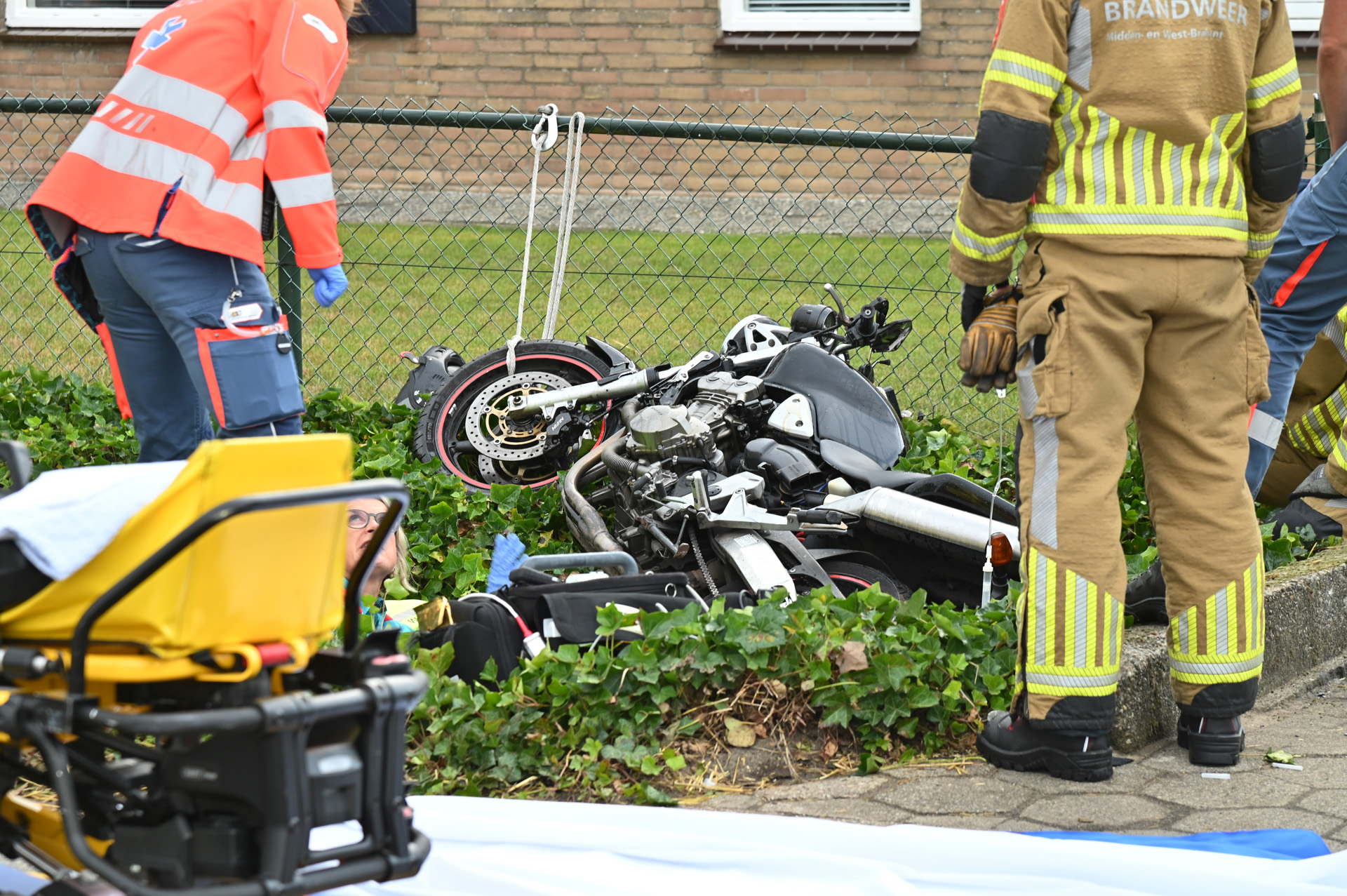 Motorrijder belandt in sloot en raakt zwaargewond