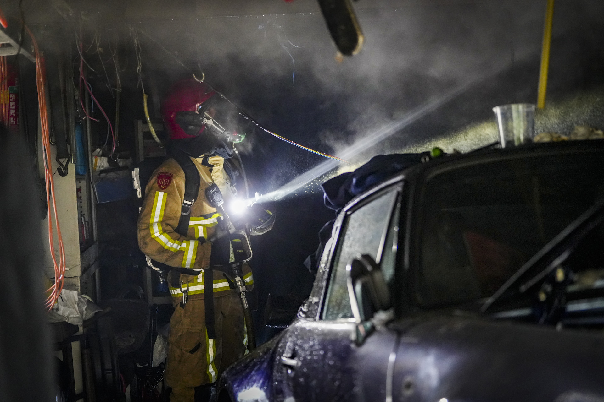 Brand in garage met Porsche, bewoner begint met blussen