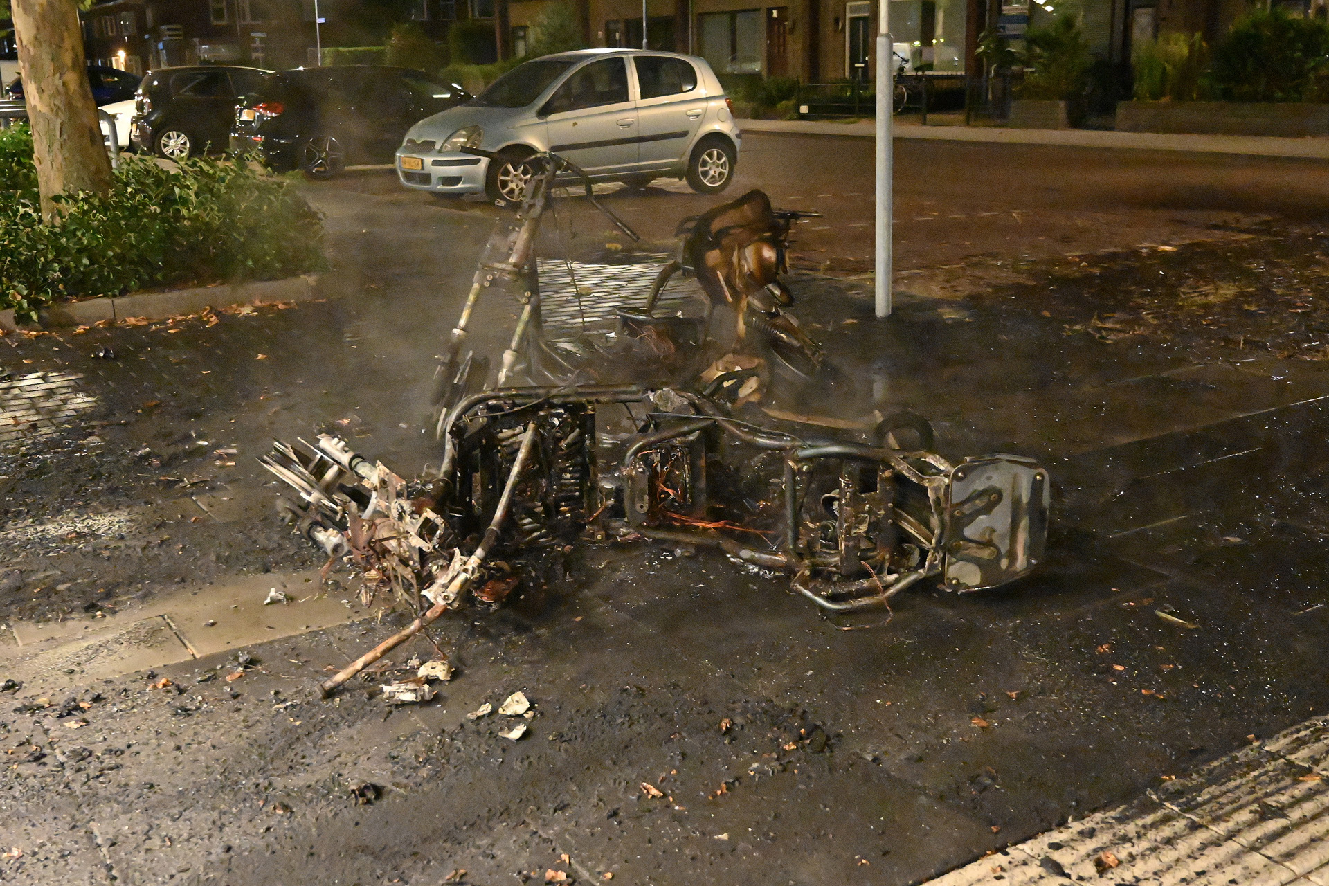 Huurscooters uitgebrand, politie onderzoekt brandstichting