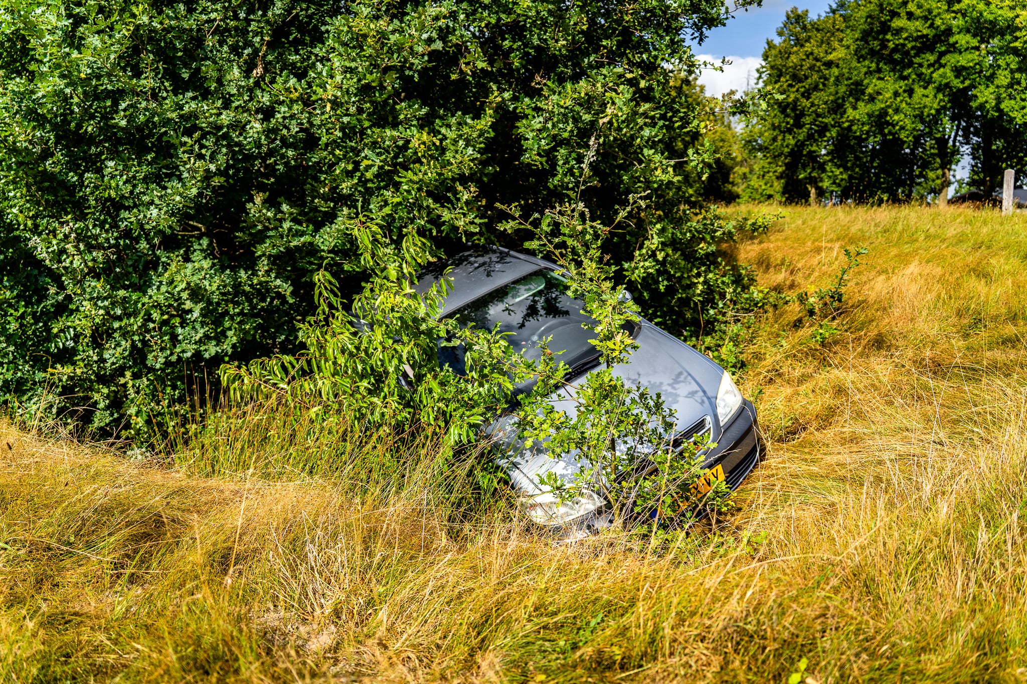 Vrouw gewond bij ongeval, auto belandt in sloot