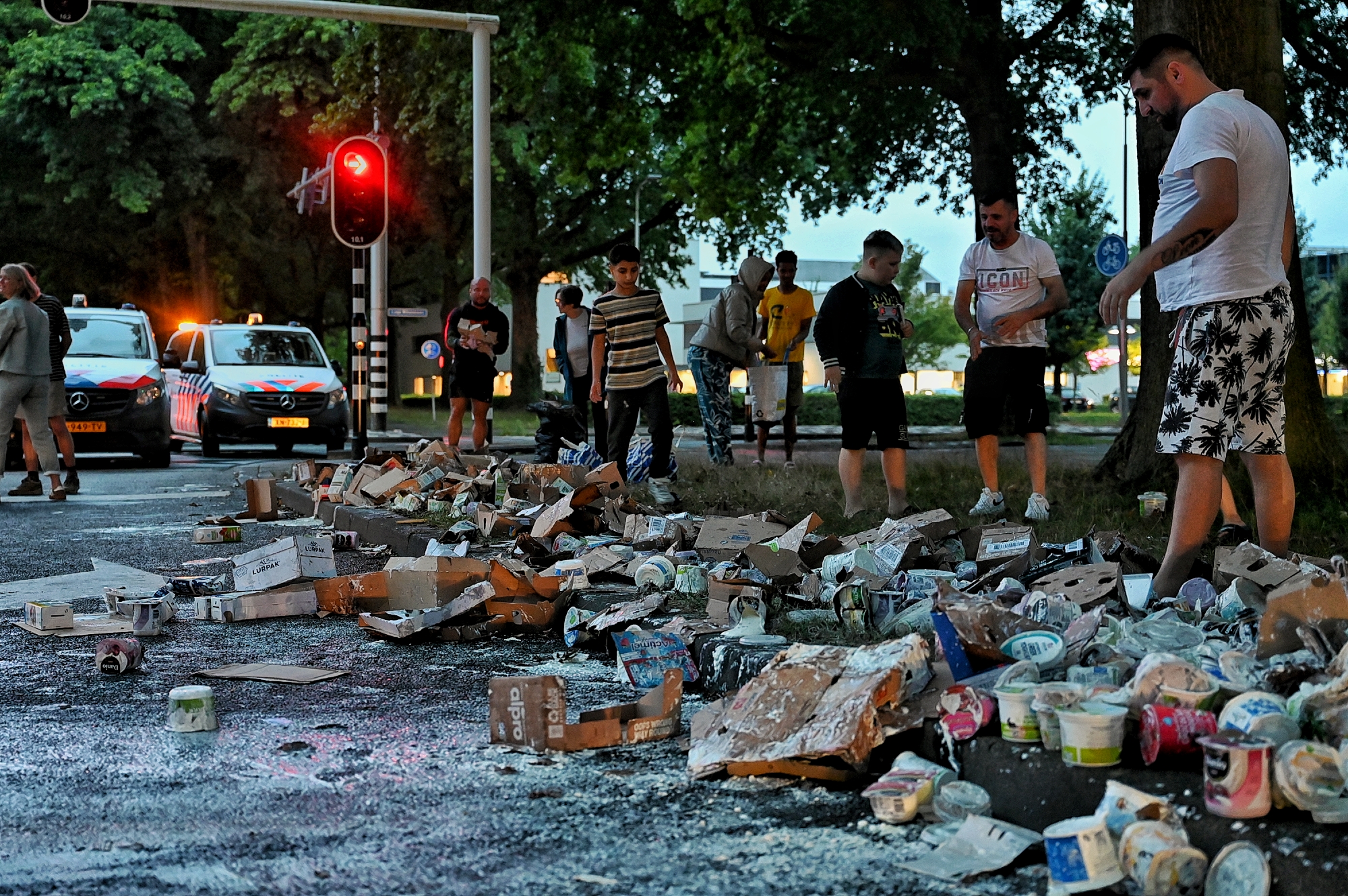 Vrachtwagen verliest lading zuivel, omstanders slaan slag