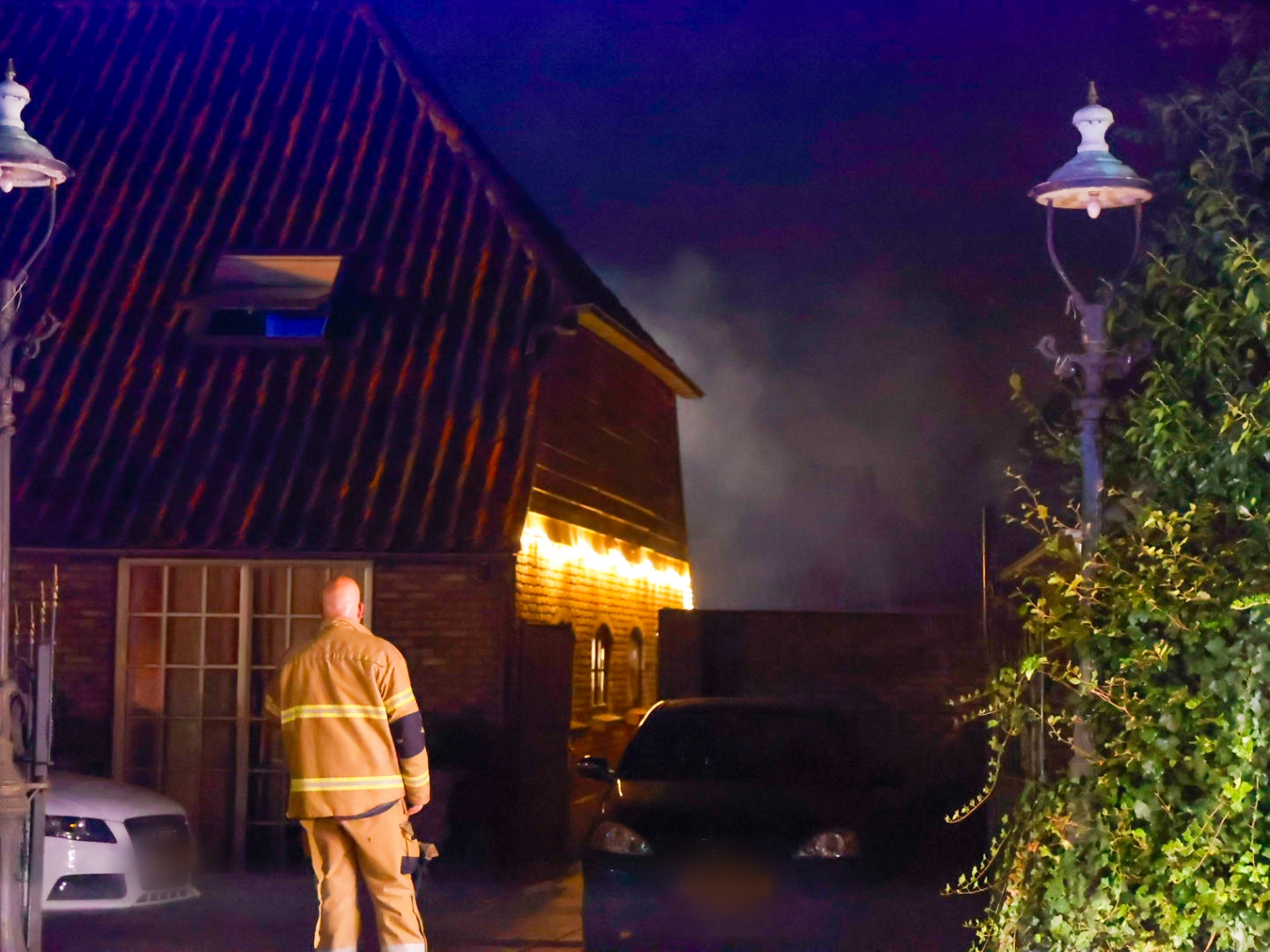 Houtstapel vliegt in brand bij woning