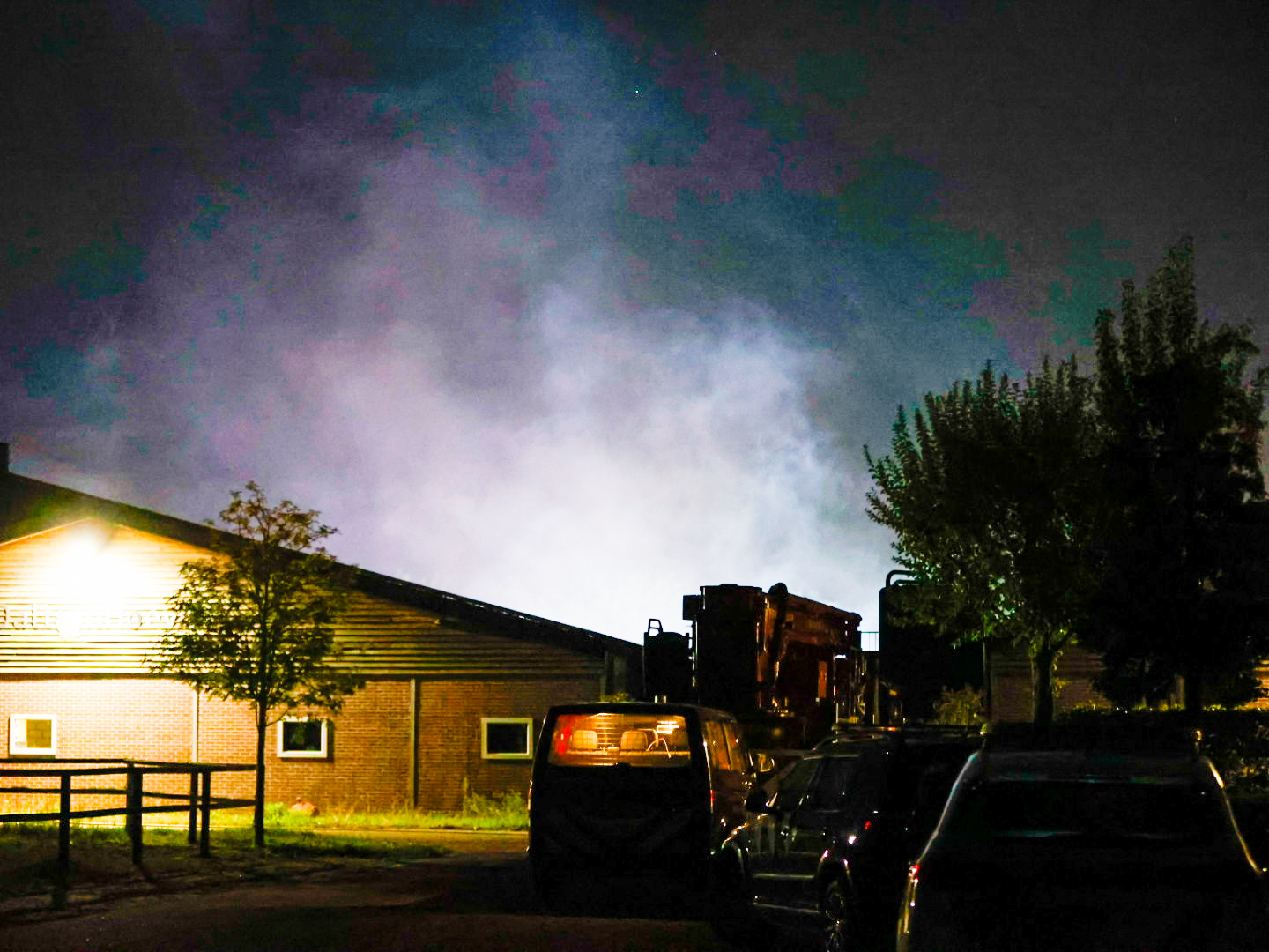 Brandende hooibalen zorgen voor flinke rookontwikkeling