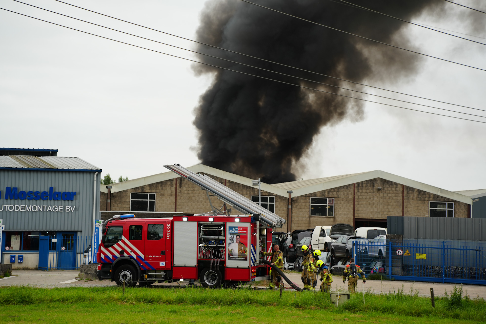 Grote brand bij autosloperij, meerdere auto’s in brand