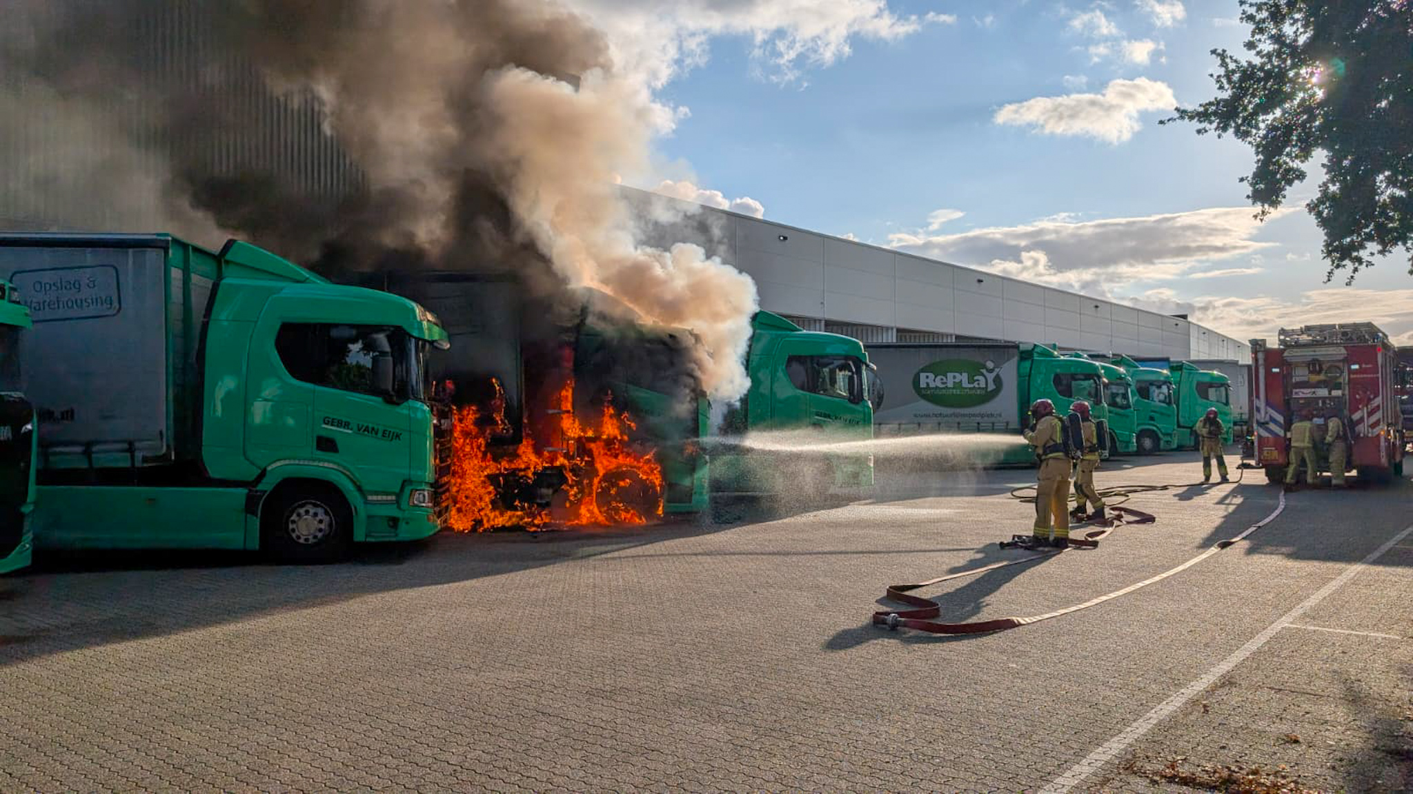 Drie vrachtwagens beschadigd door brand