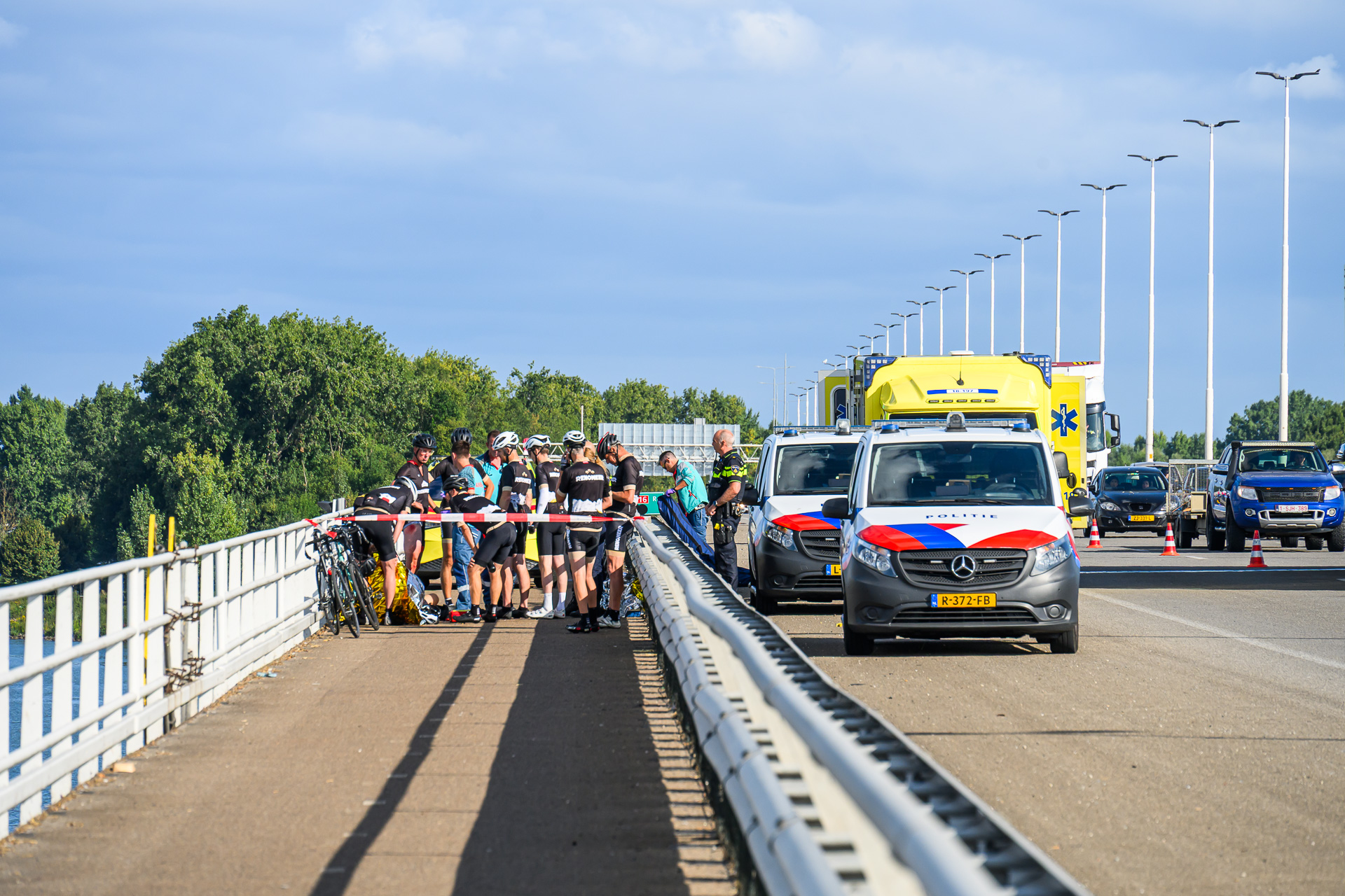 Drie wielrenners gewond na valpartij op Moerdijkbrug