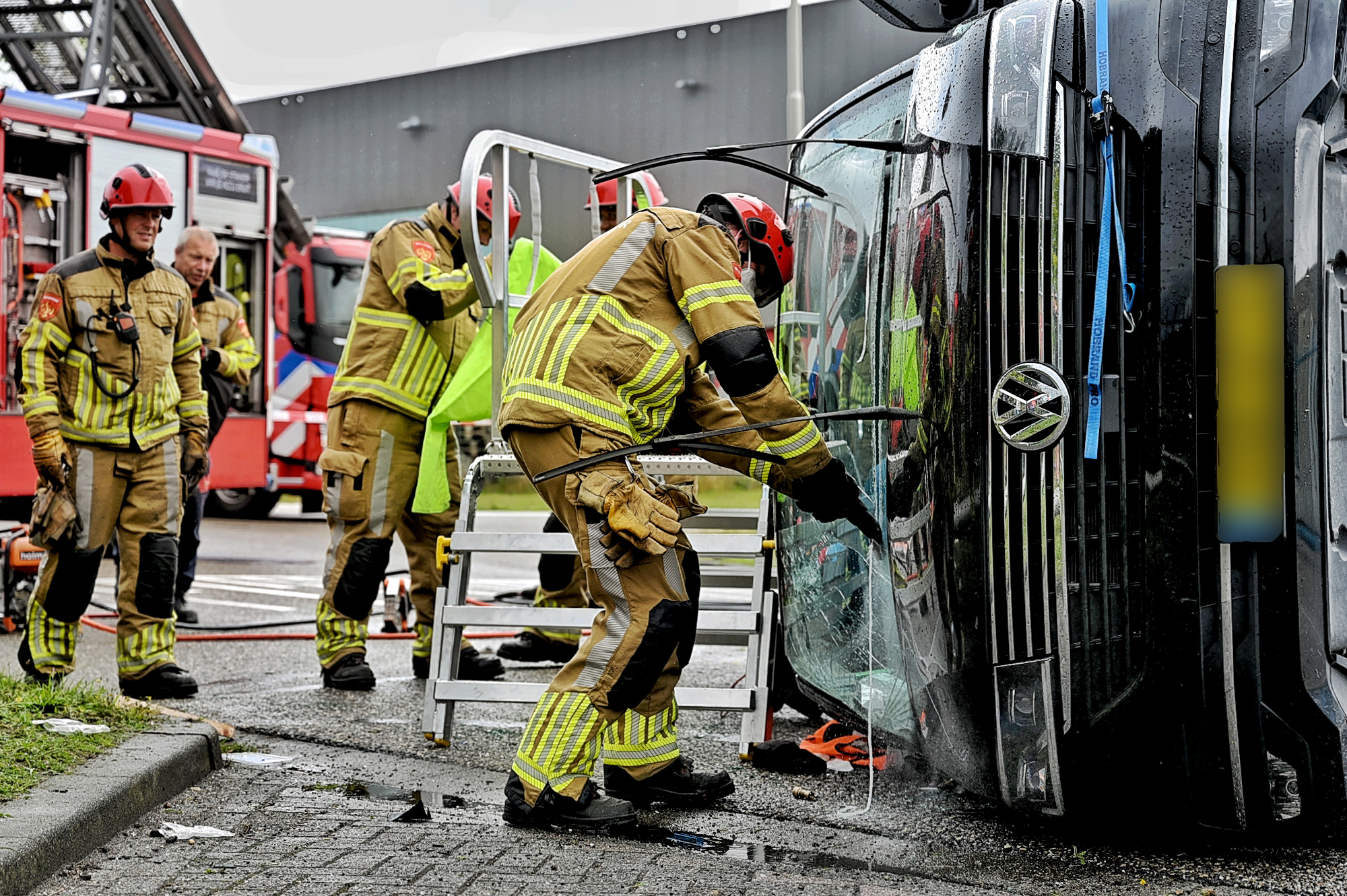 Bestuurder bekneld na botsing tussen twee bestelbusjes op industrieterrein
