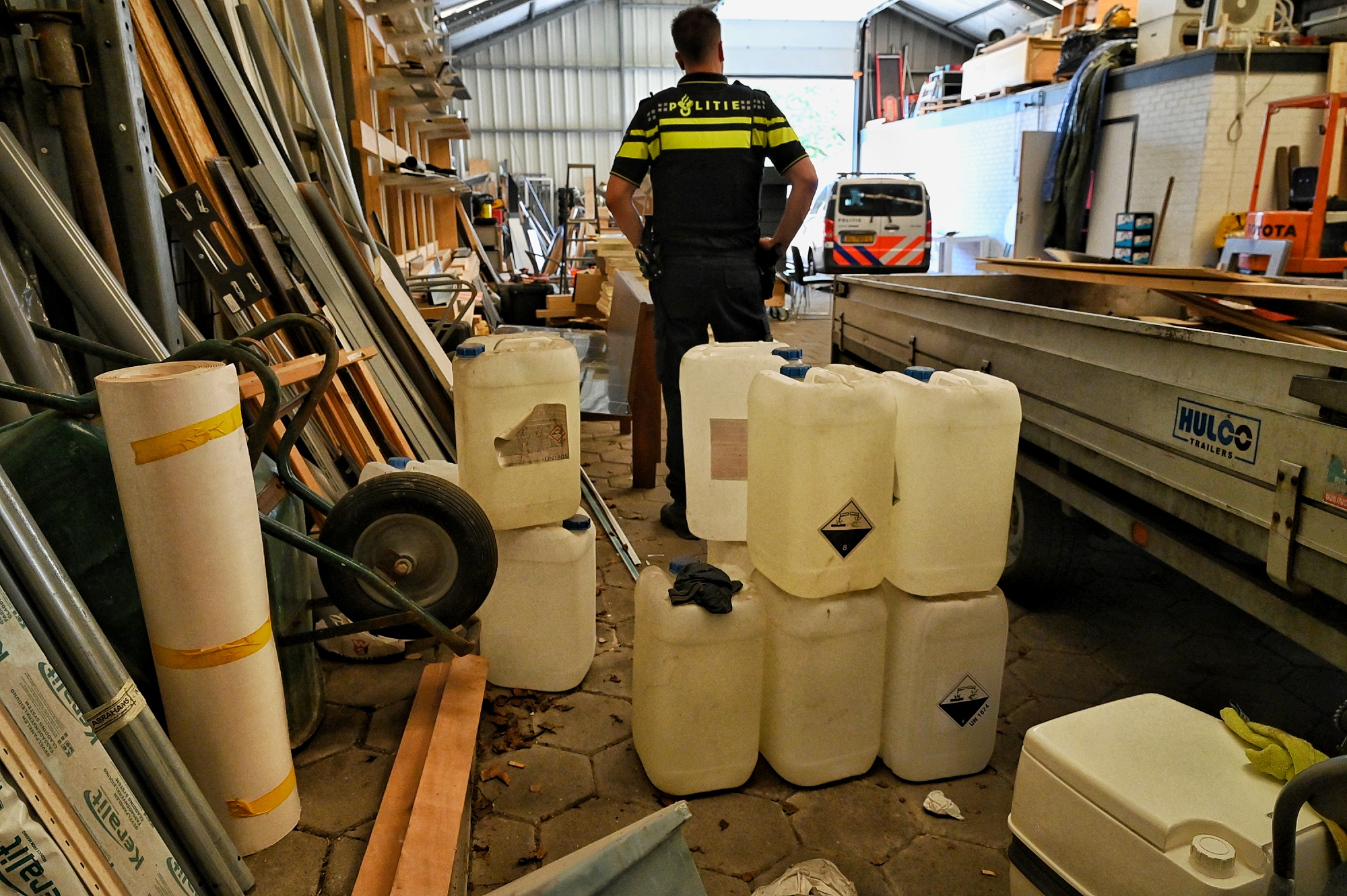 Gevaarlijke chemicaliën voor drugslab gevonden in loods