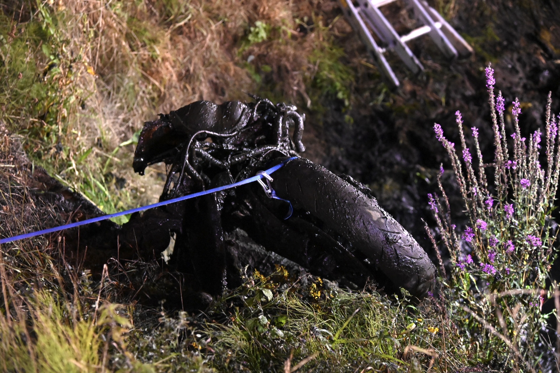 Motorrijder belandt in greppel en raakt gewond