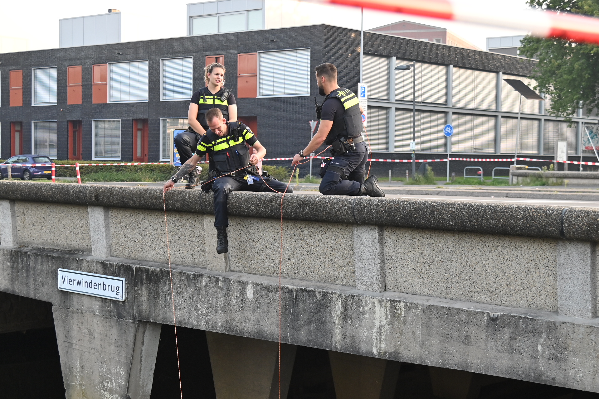 Brug afgezet vanwege verdachte situatie, ‘agenten vissen jas uit water’
