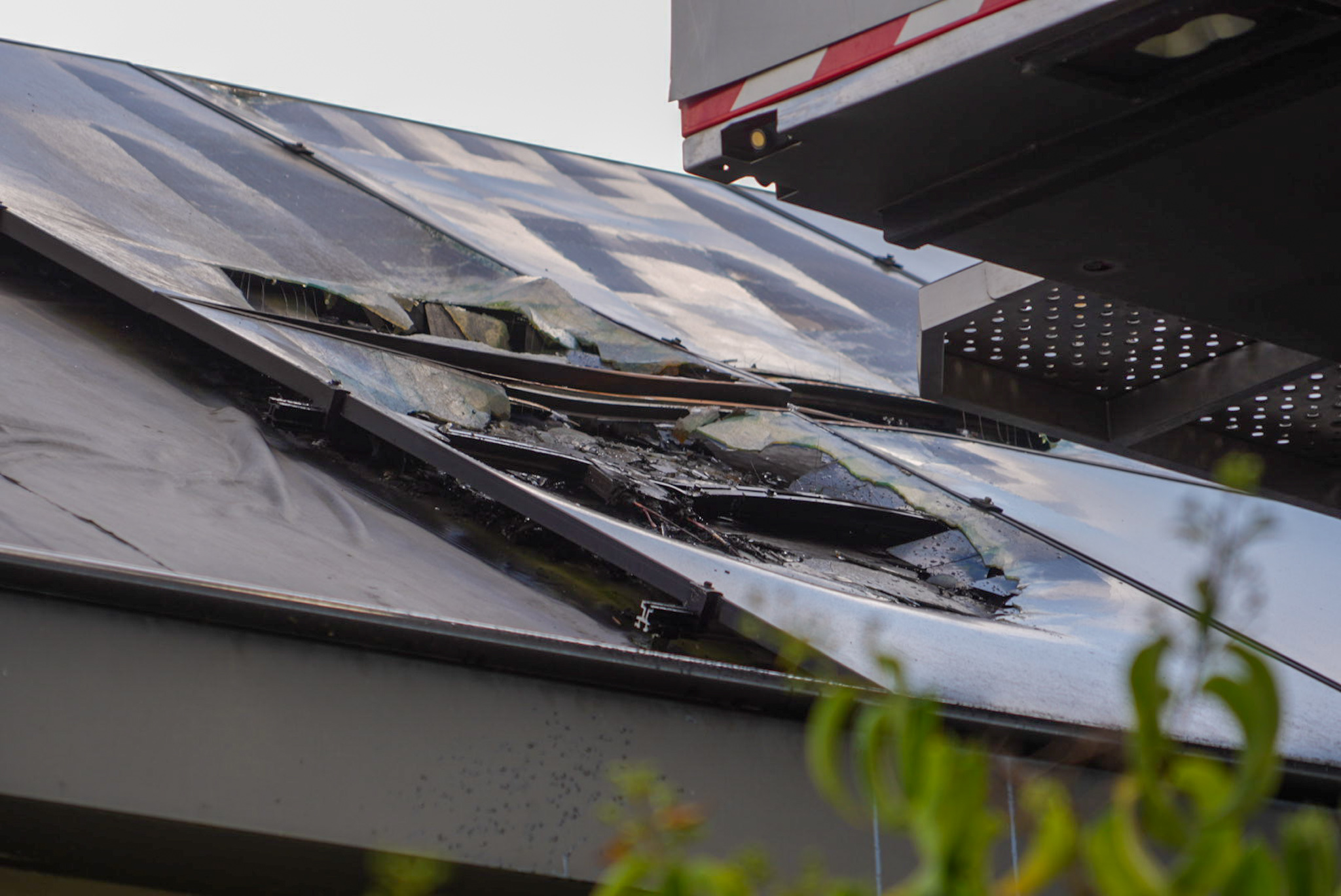 Brand op dak met zonnepanelen veroorzaakt flinke schade