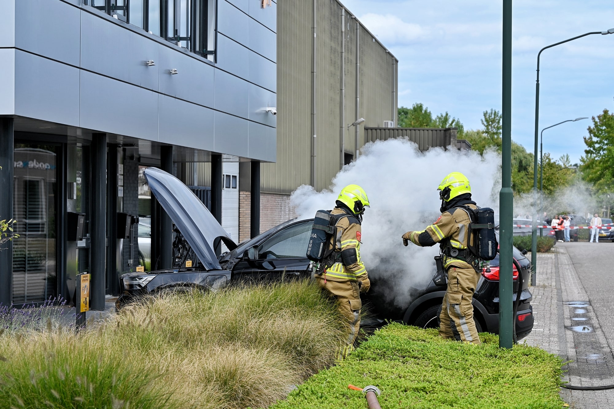 Hybride auto vliegt in brand