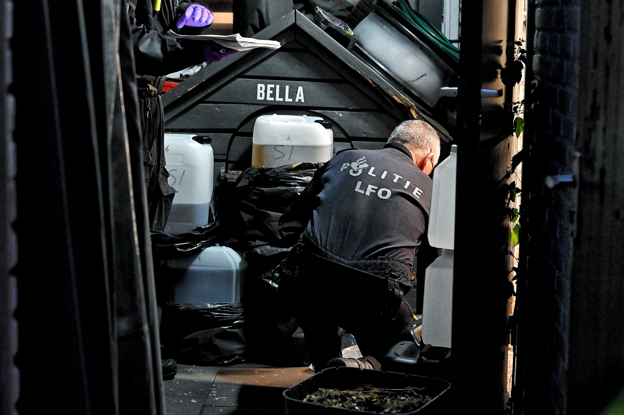 Drie arrestaties bij vondst van mogelijk drugslab in Tilburgse woning