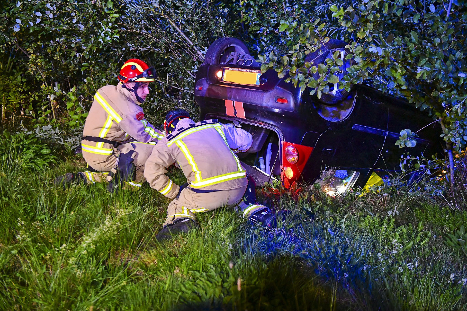 Auto over de kop, bestuurder onder invloed