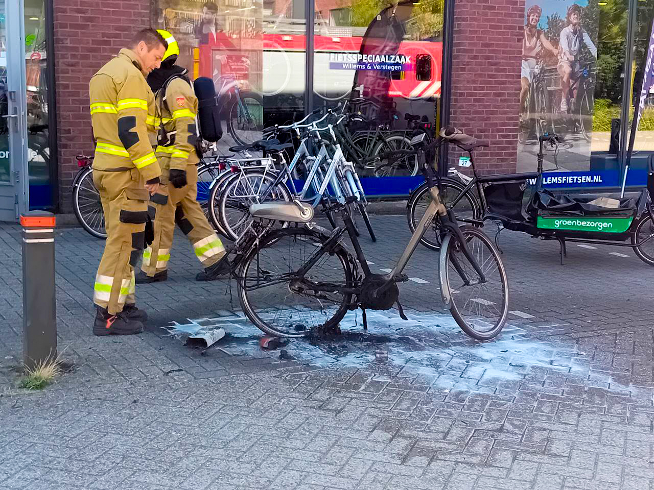 Accu van elektrische fiets vliegt in brand in fietsenzaak