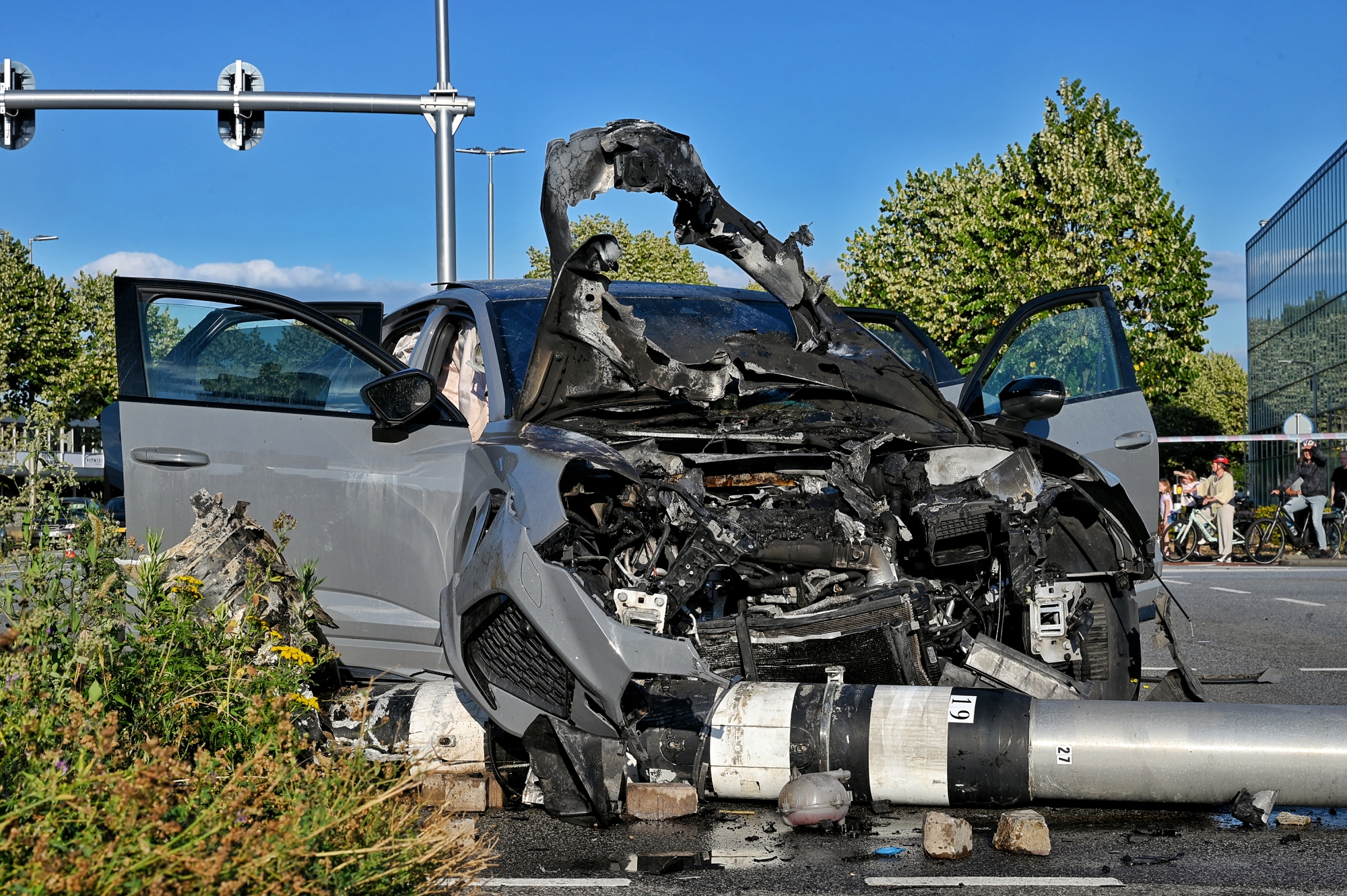 Duitse huurauto crasht tegen lantaarnpaal en vliegt in brand