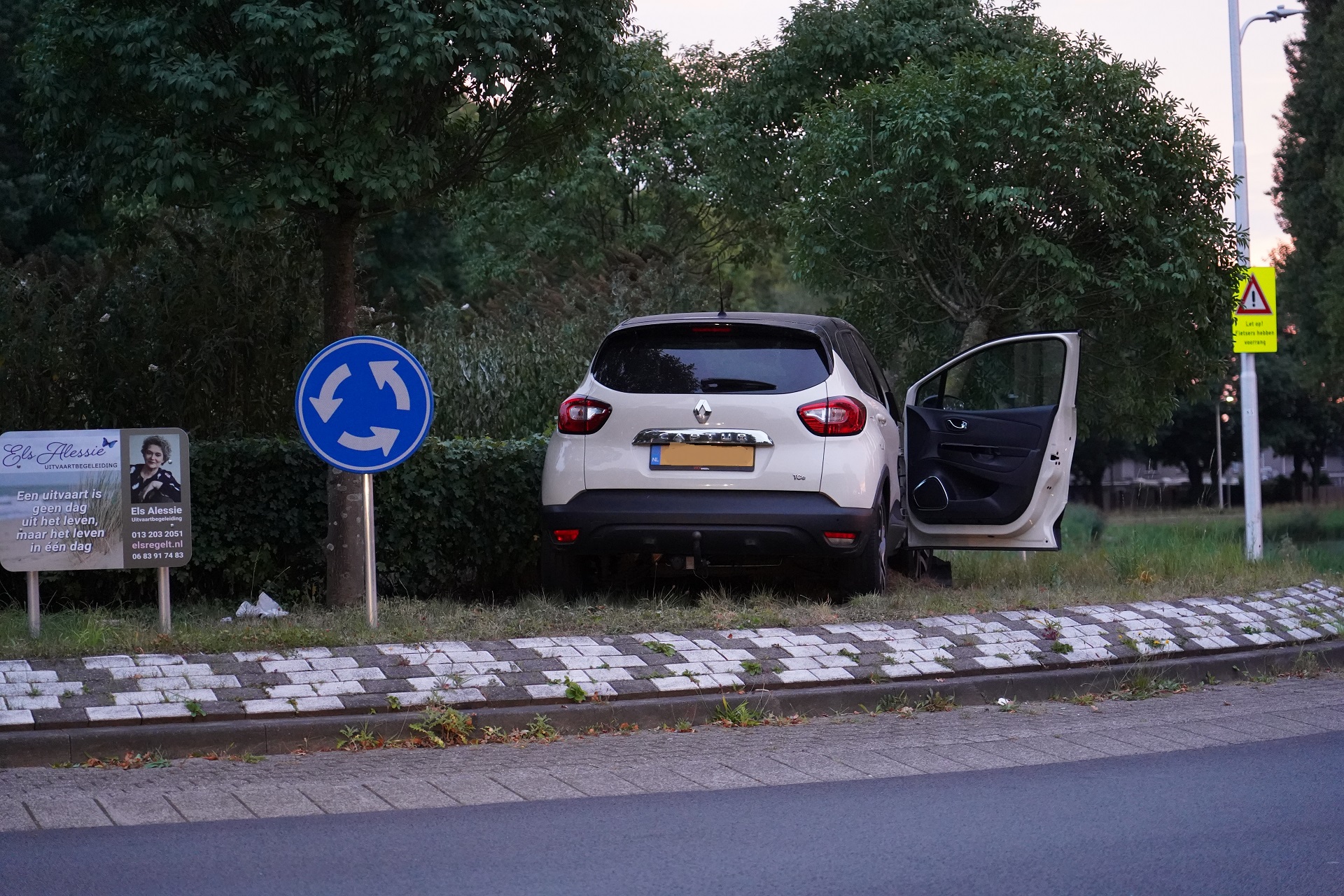 Automobilist rijdt rechtdoor over de rotonde en botst tegen boom