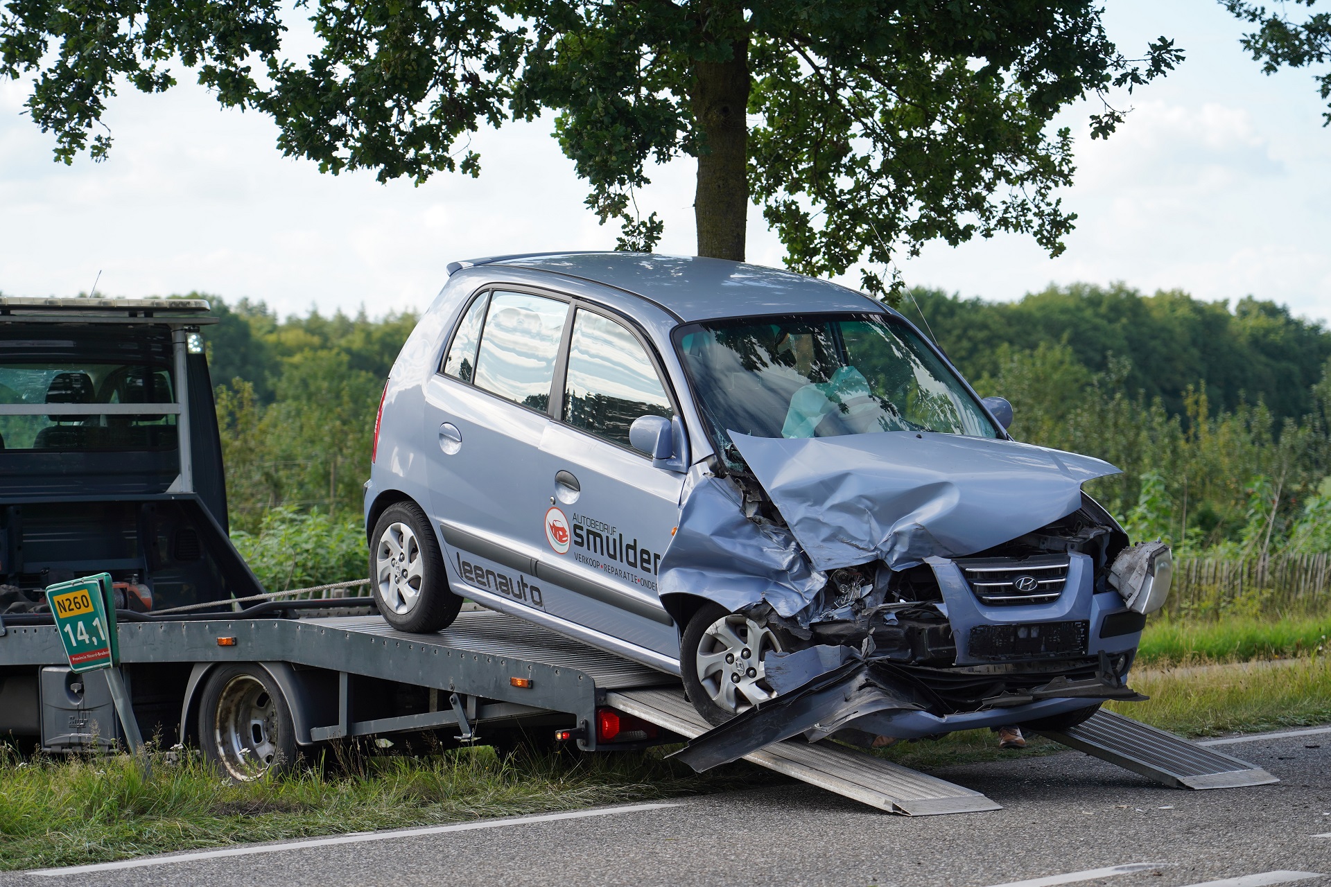 Brandweer knipt auto open na ongeval