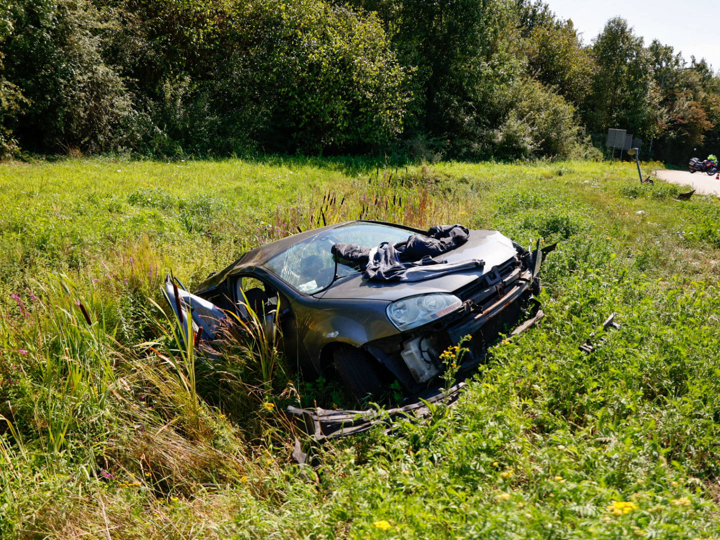 Bestuurder aangehouden na crash in droge sloot