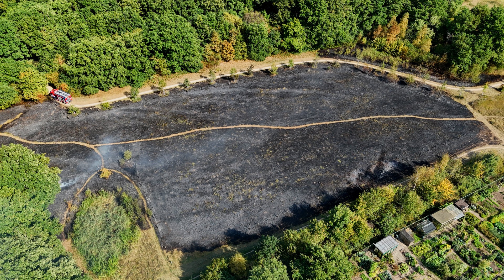 Dronebeelden tonen verwoestende brand op open veld