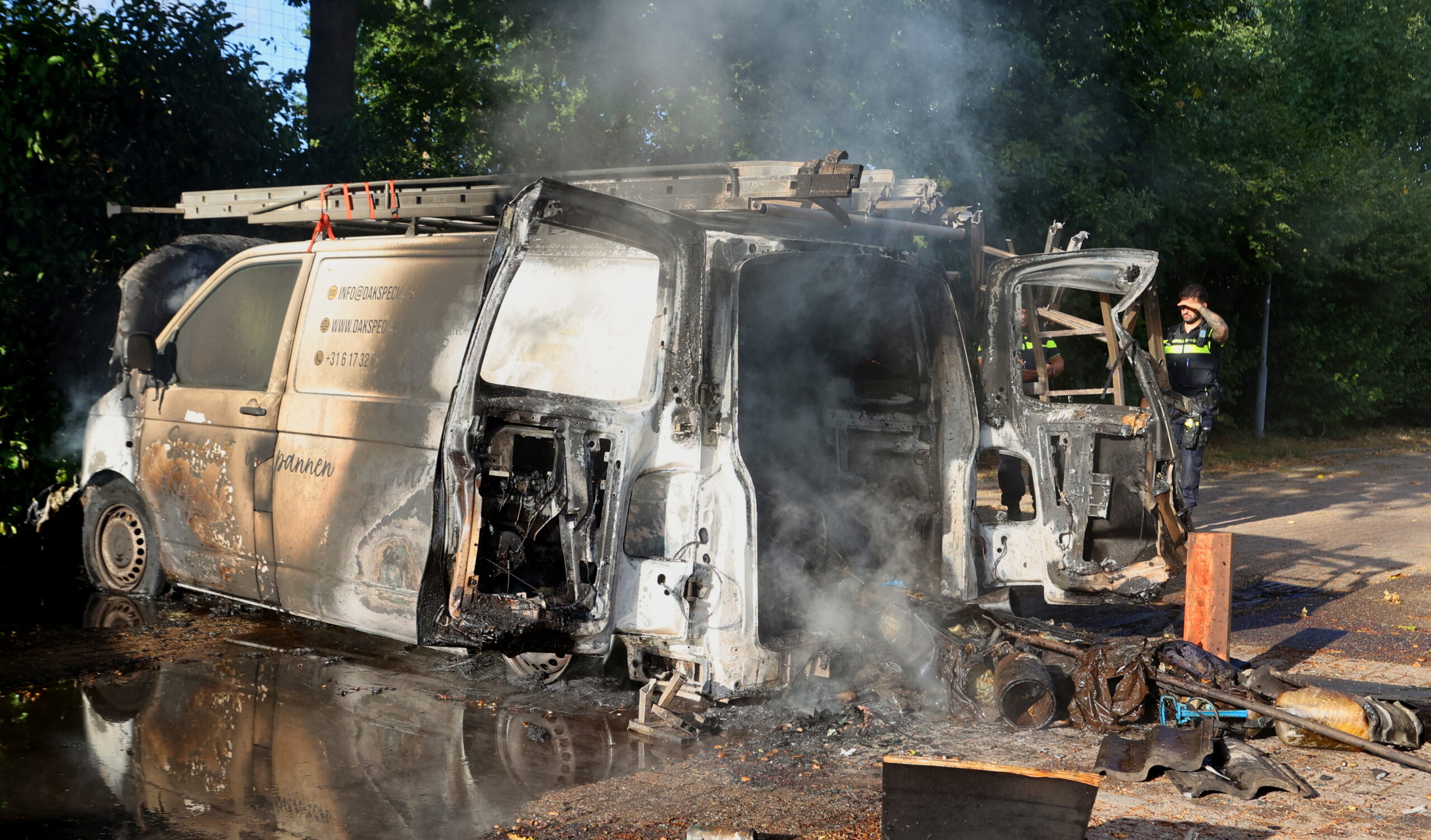 Bedrijfsbus brandt volledig uit op parkeerplaats