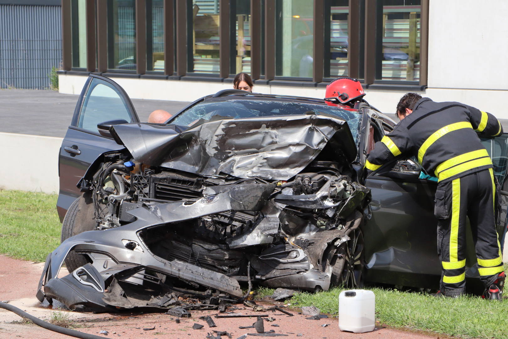 Dode bij frontale botsing, weg afgesloten voor onderzoek