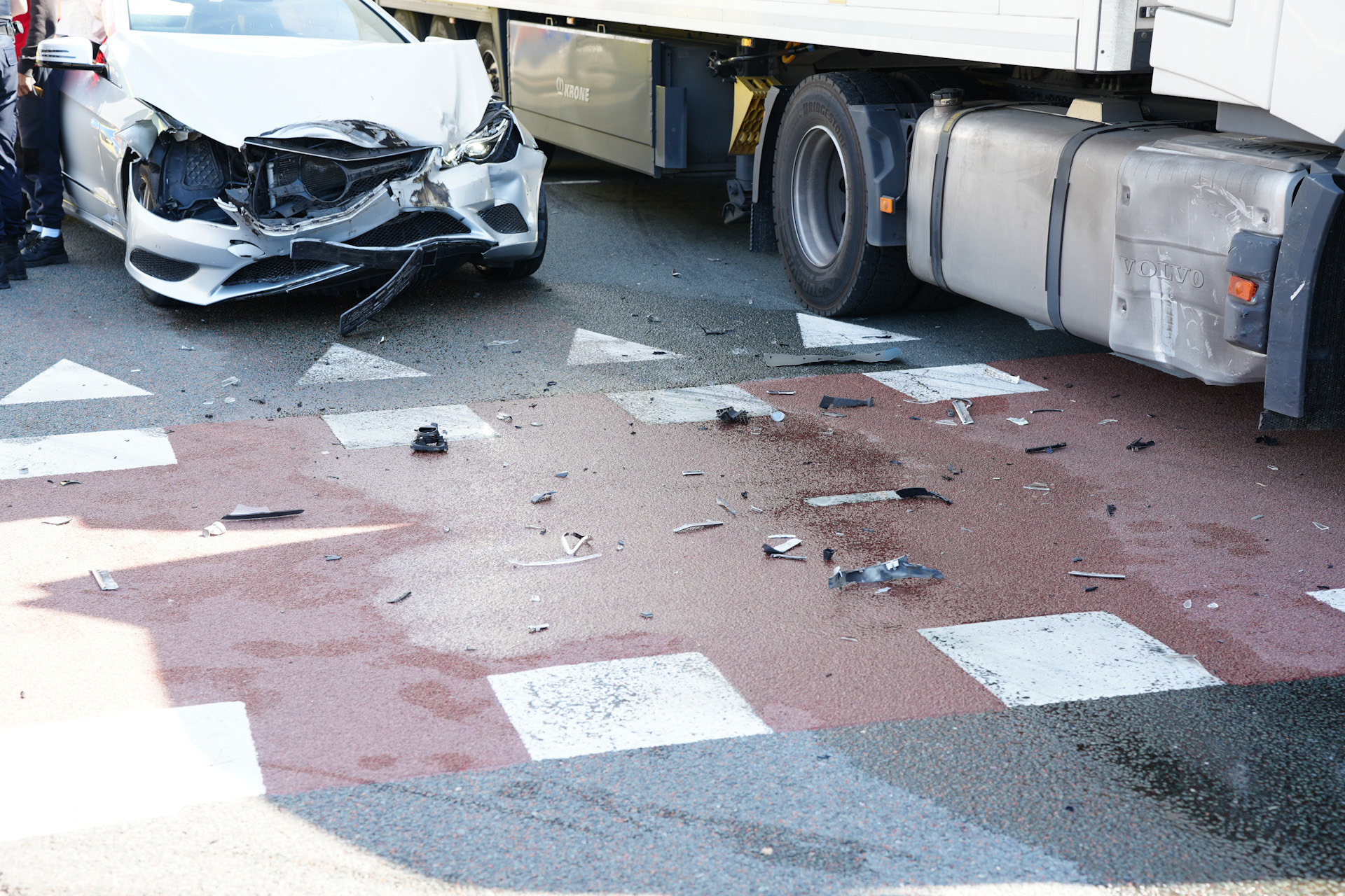 Automobilist met drugs op botst met vrachtwagen