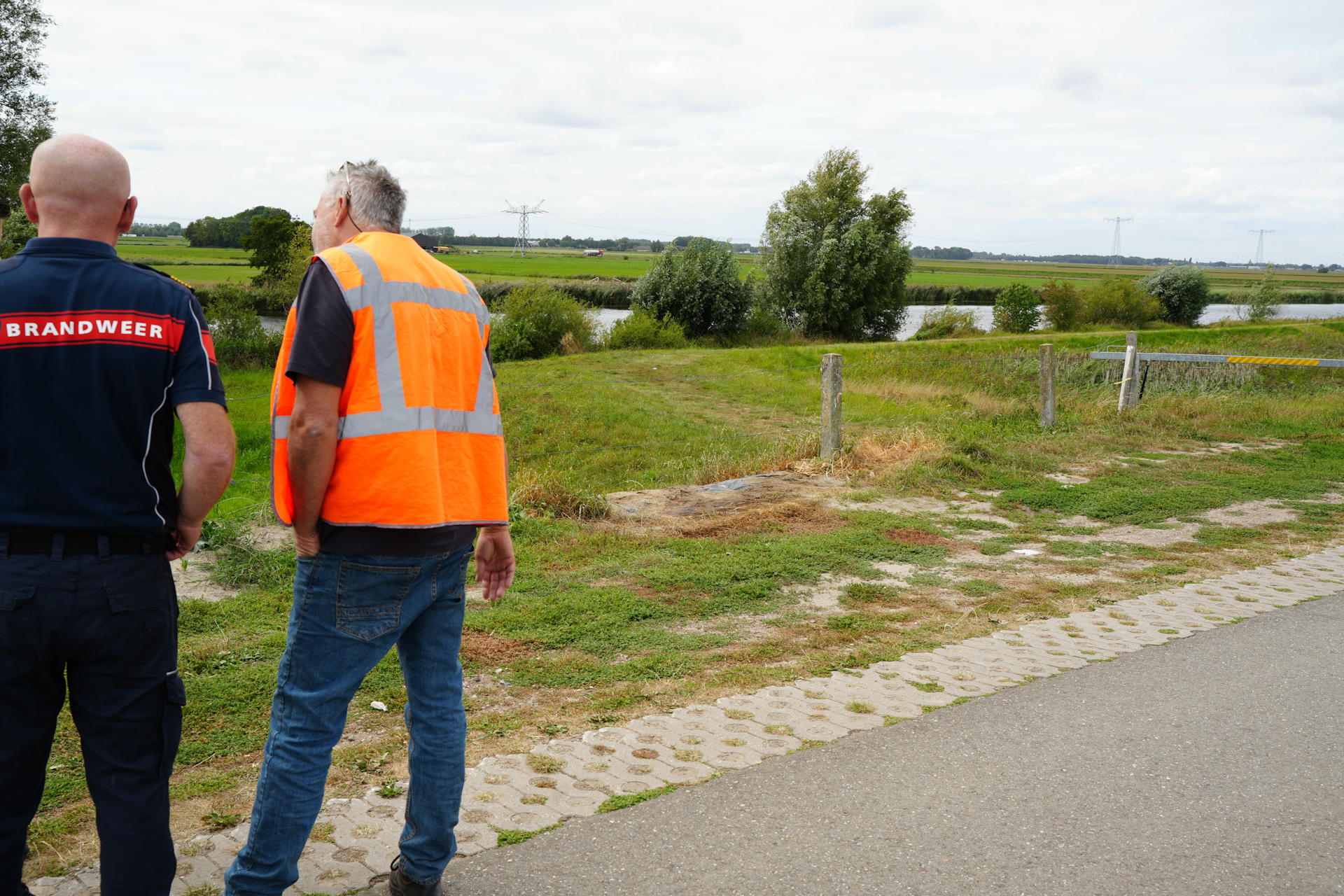 Verdachte lozing mogelijk drugsafval langs kanaal ontdekt