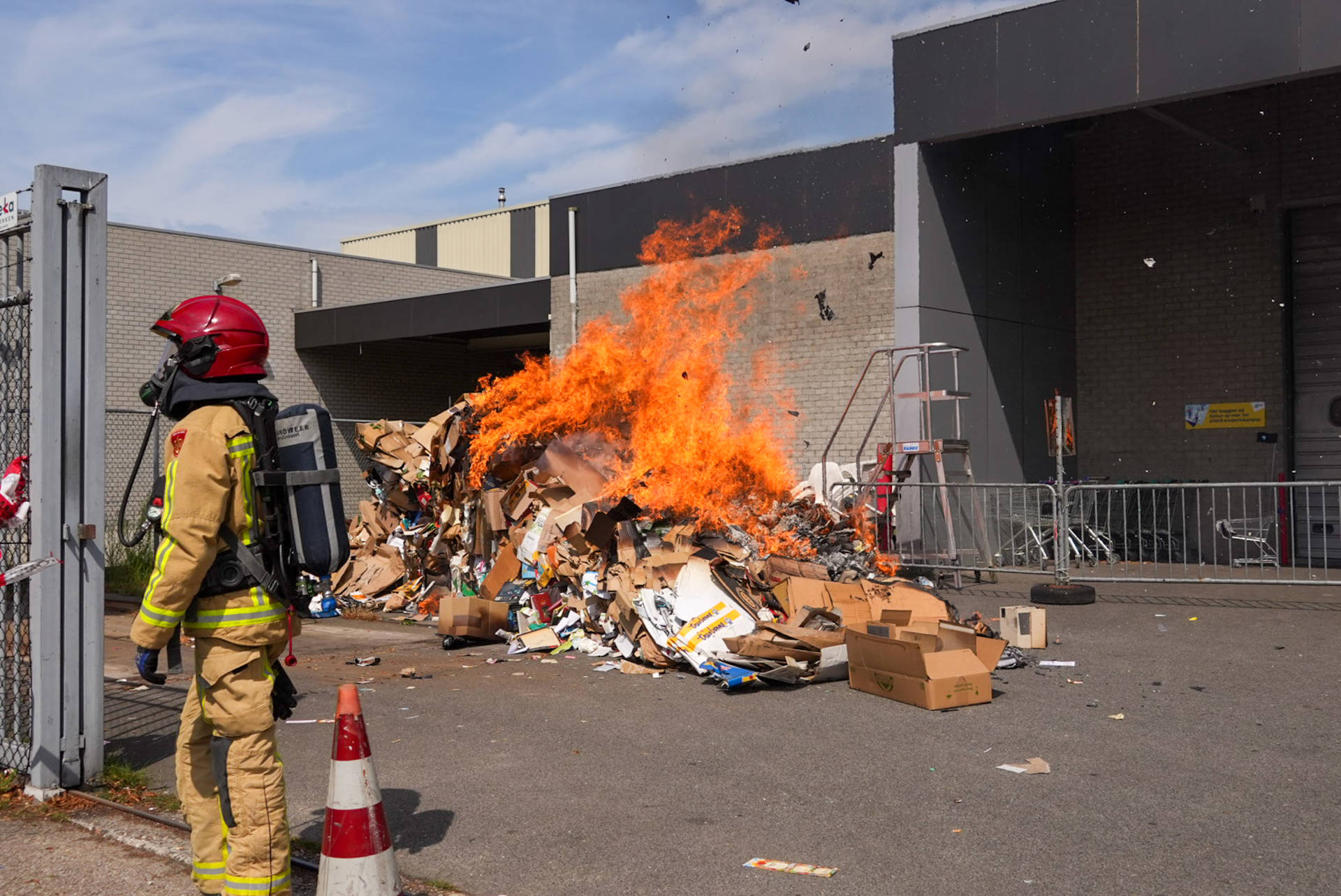 Brand in papiercontainer bij kringloopwinkel snel geblust