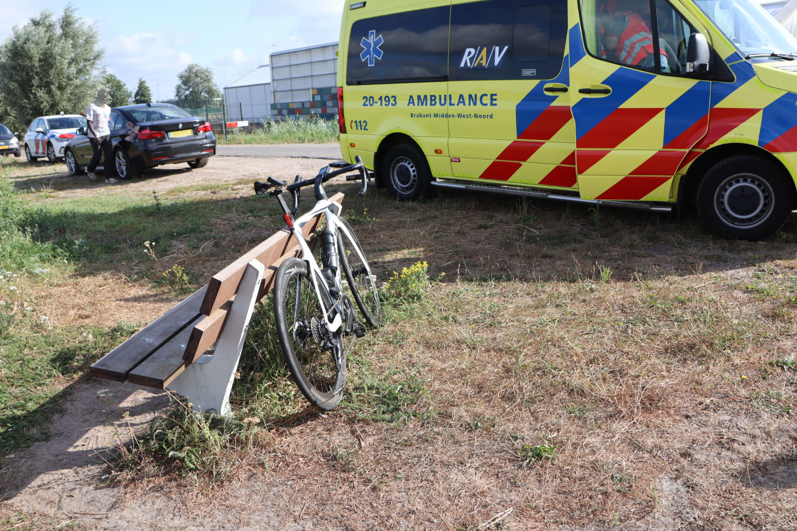 Wielrenner raakt gewond bij botsing met auto