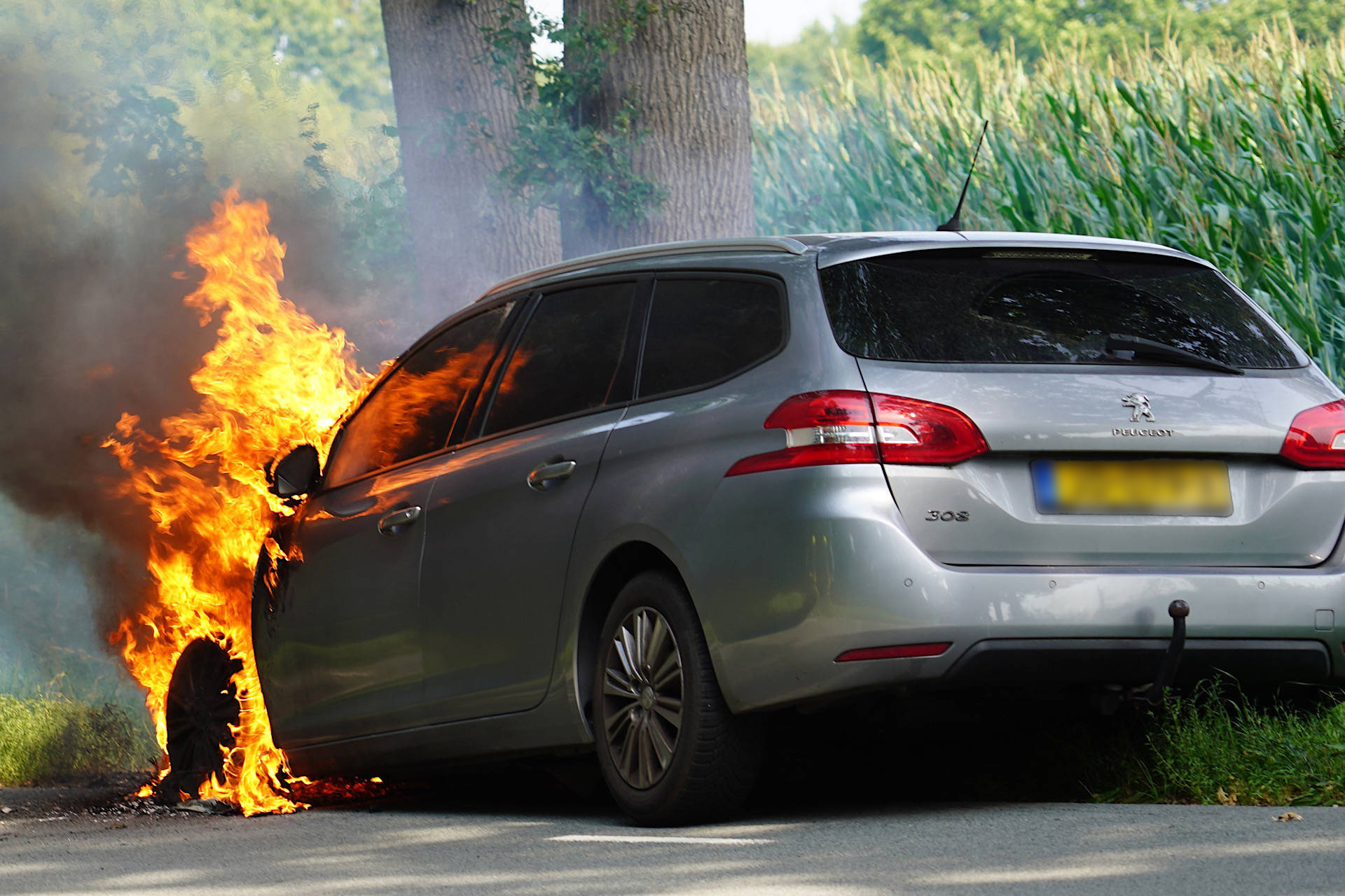Bestuurder ontsnapt op tijd bij autobrand, voertuig volledig uitgebrand