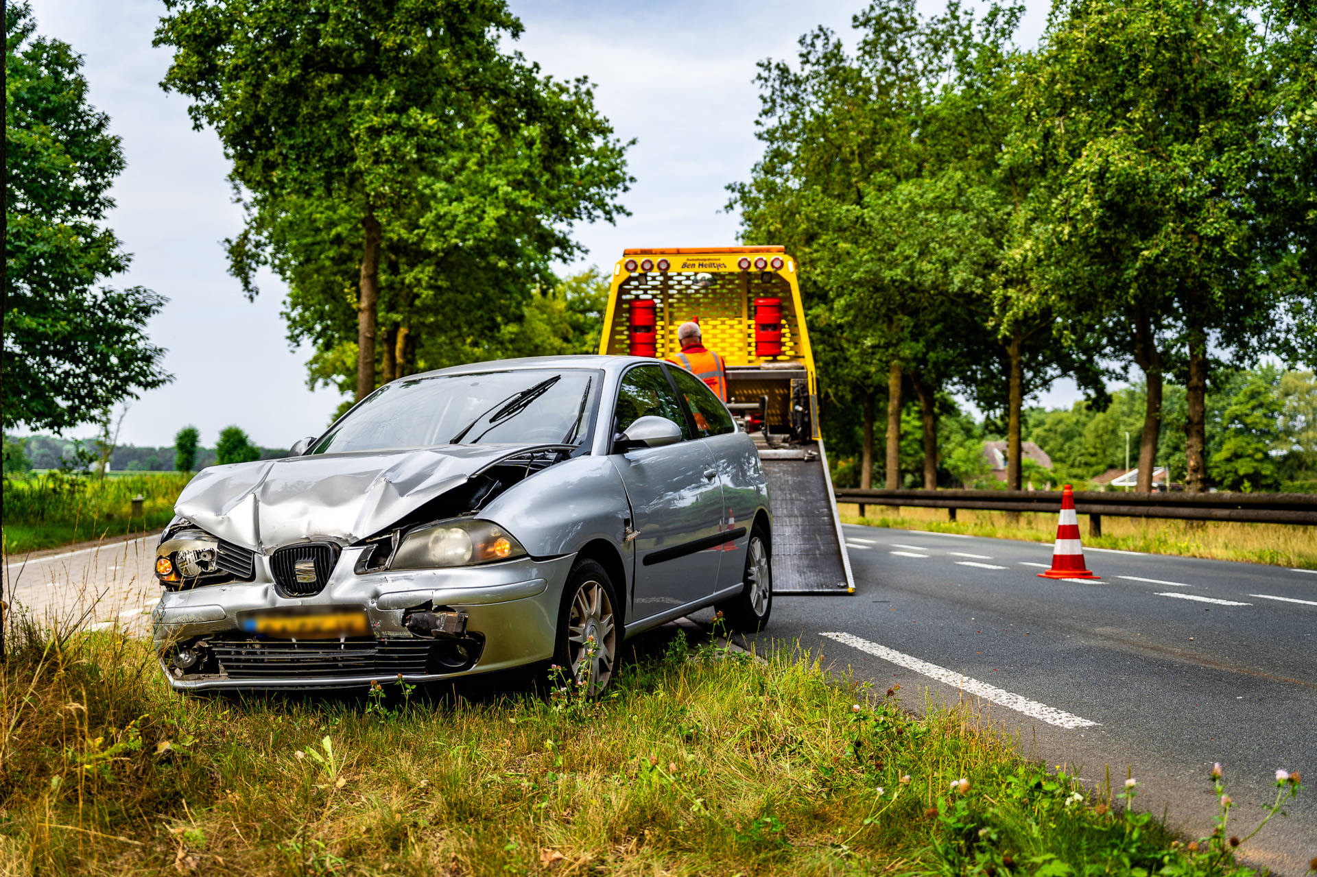 Auto botst op botsabsorber bij werkzaamheden op N-weg