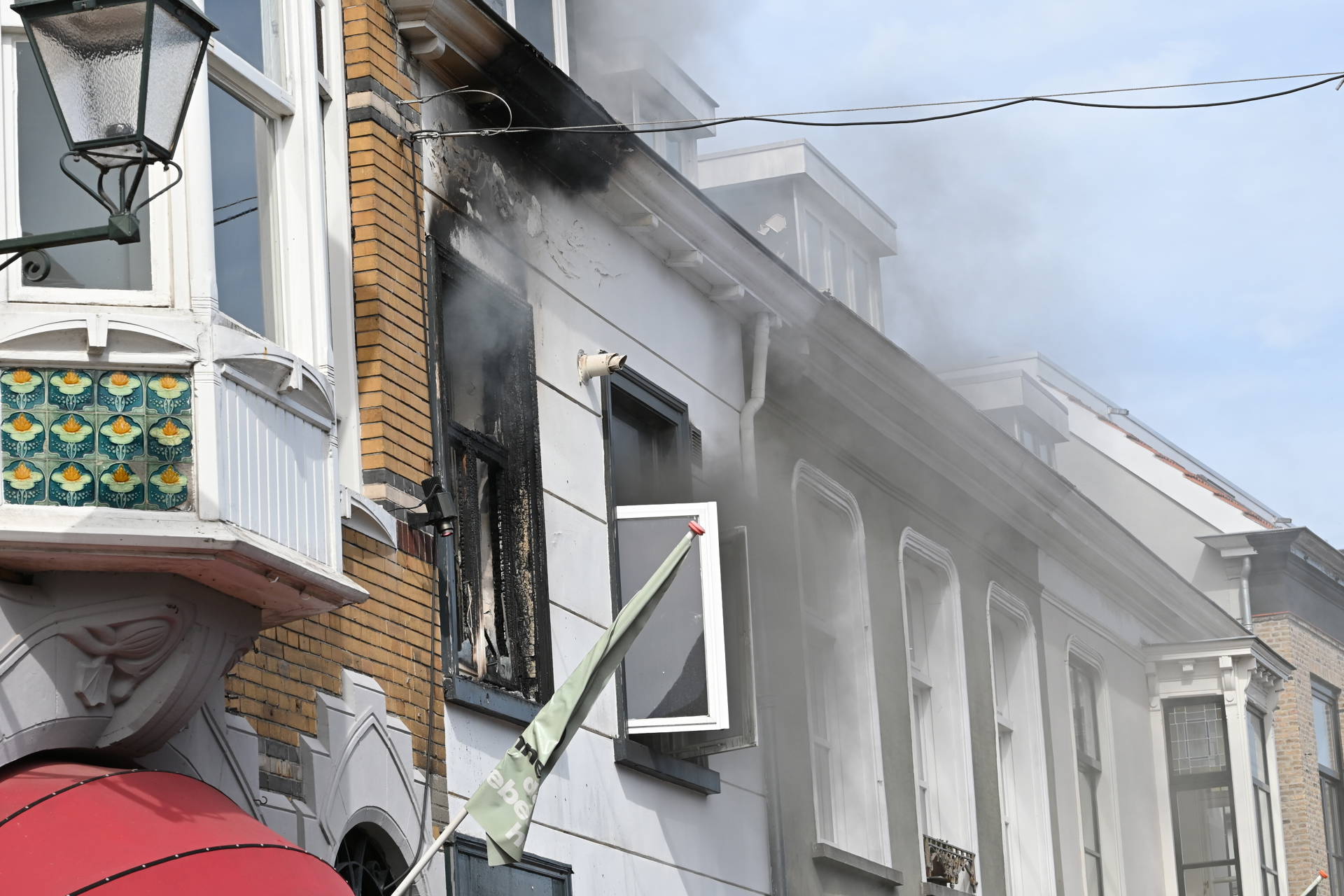 Uitslaande brand in huis, eerste verdieping uitgebrand