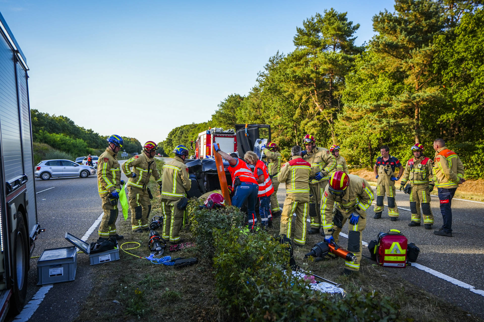 Automobilist raakt bekneld na ongeval met bestelwagen