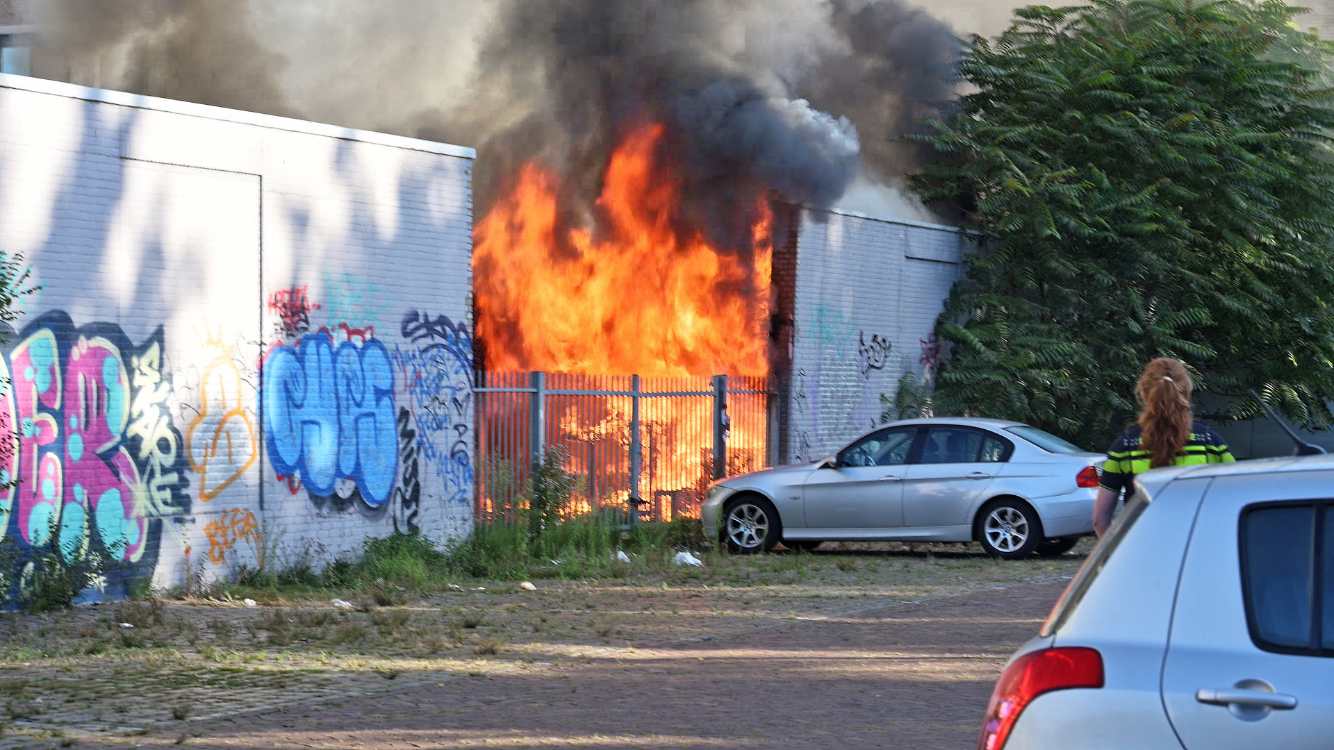 Schuurtjes in brand achter oude belastingkantoor