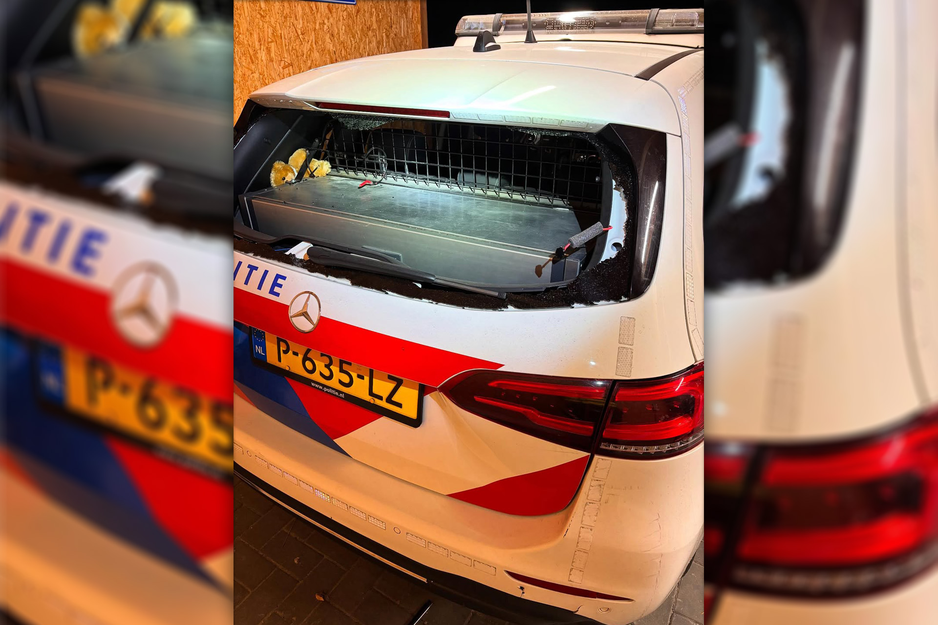 Agenten bekogeld met vuurwerk en ingesloten tijdens car meeting