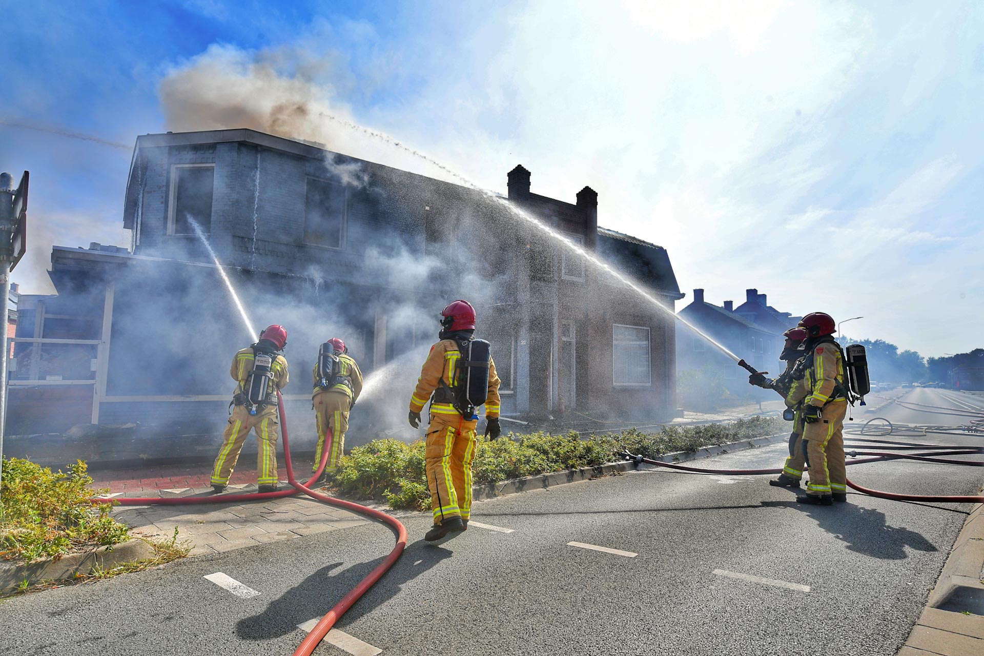 Grote brand uitgebroken in cafetaria, NL-Alert verstuurd vanwege rook