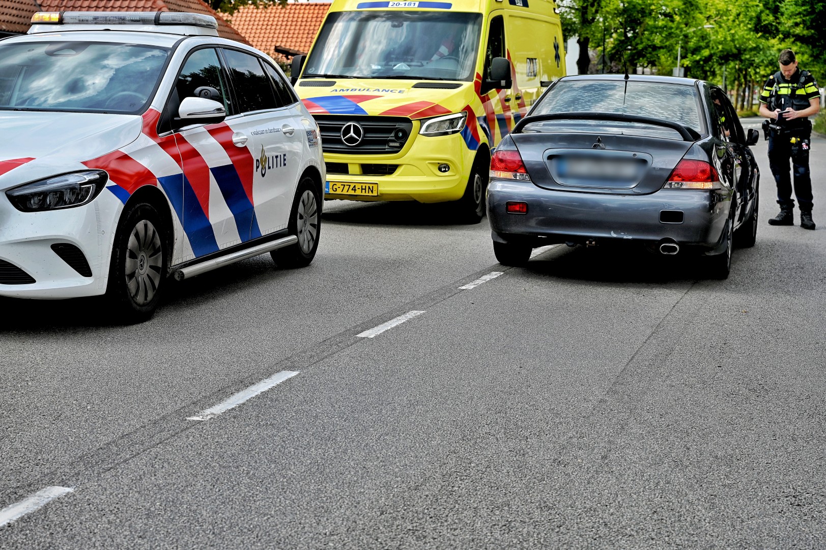 Fietster knalt tegen zijkant van rijdende auto