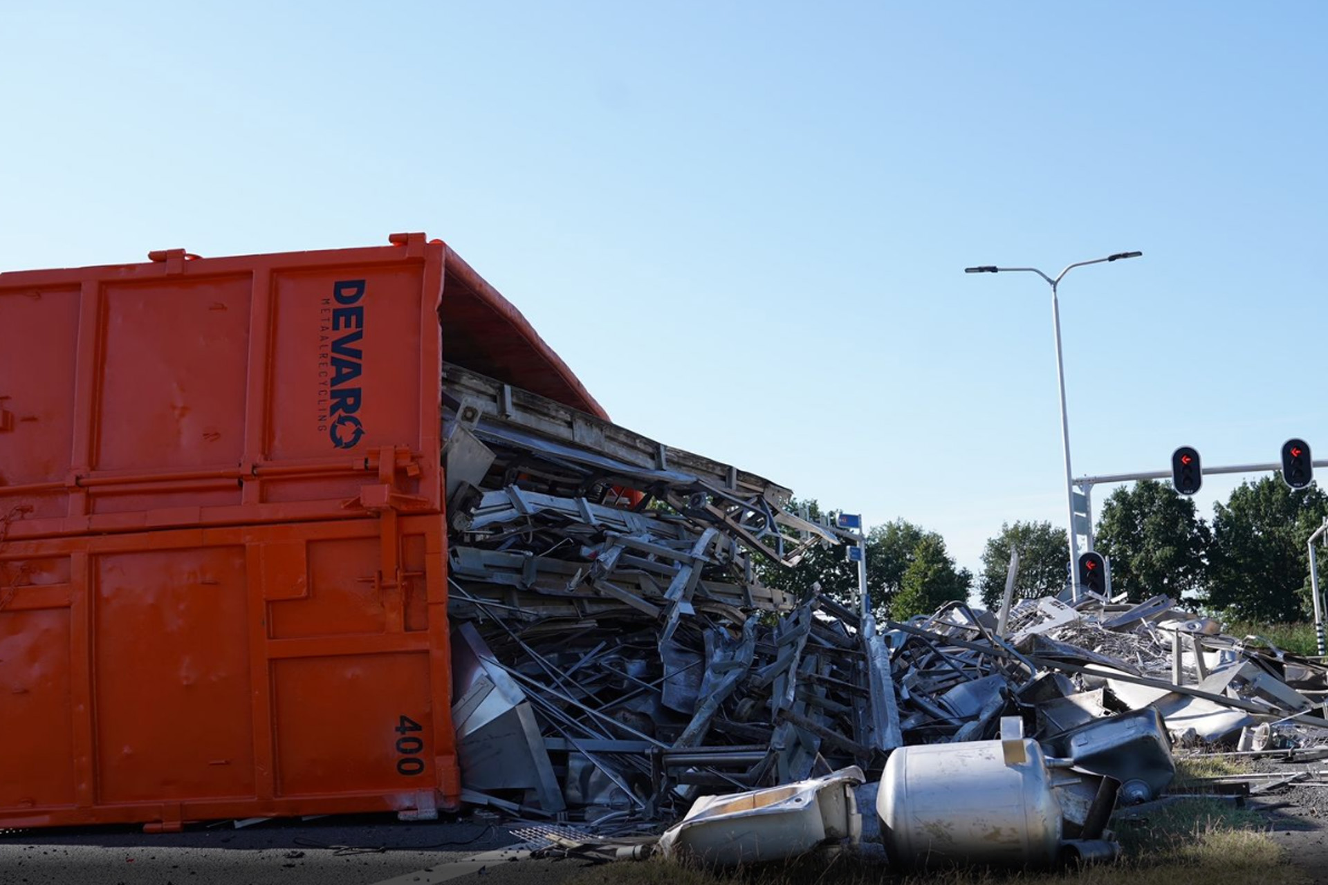 Lading roestvrij staal belandt op weg na kanteling van oplegger