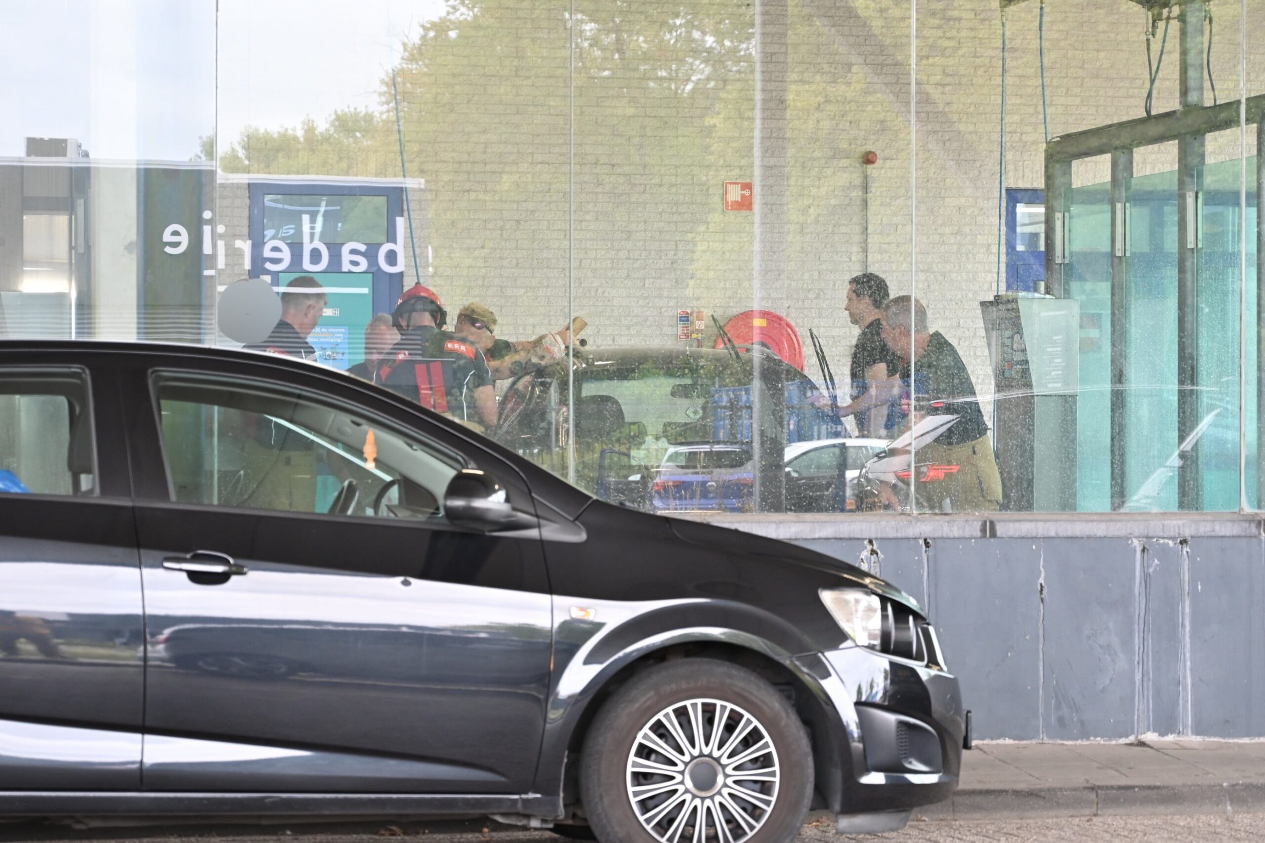 Auto valt in het slot terwijl baby er nog in zit