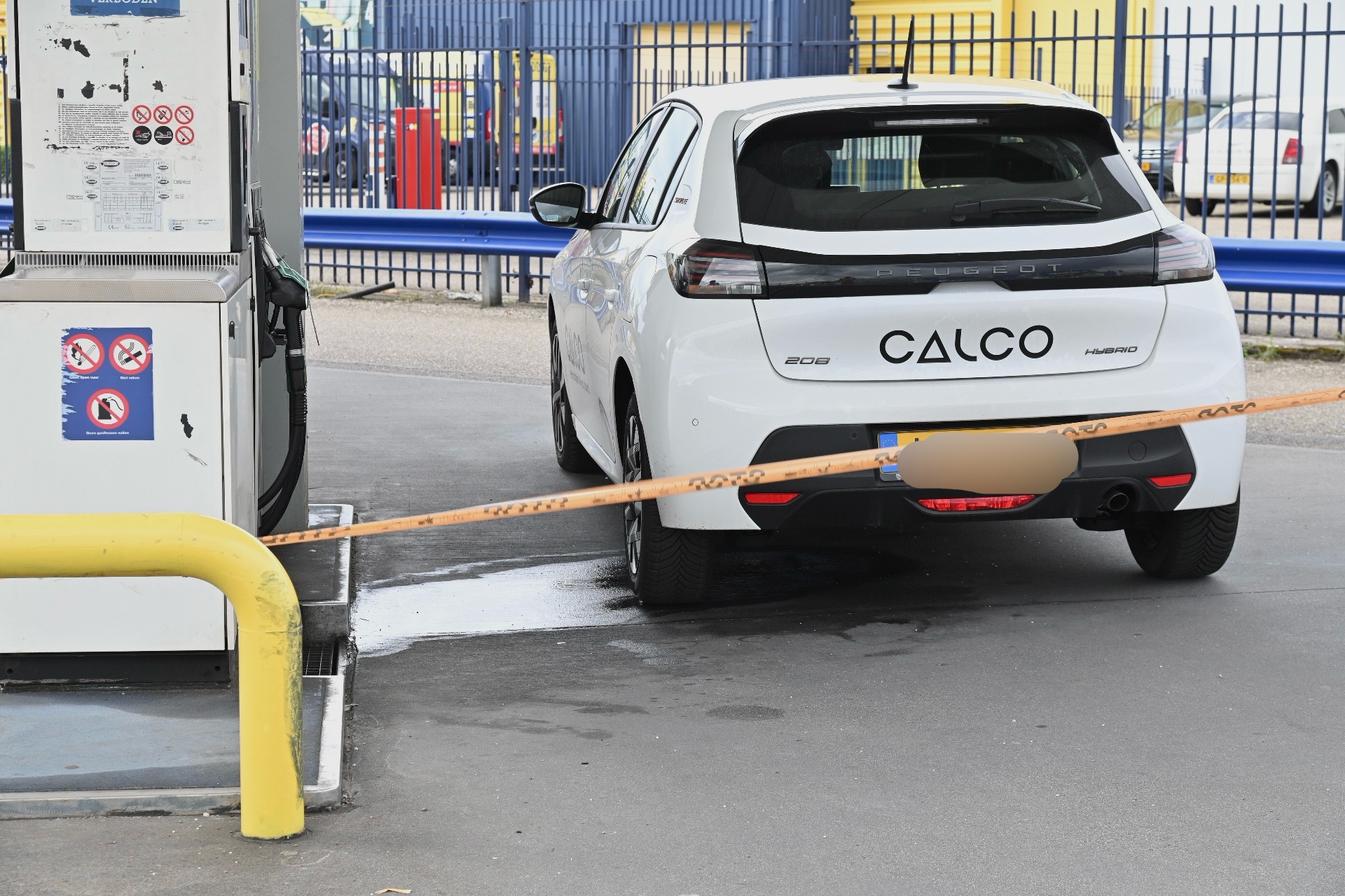 Benzine lekt onder auto bij tankstation, brandweer grijpt in