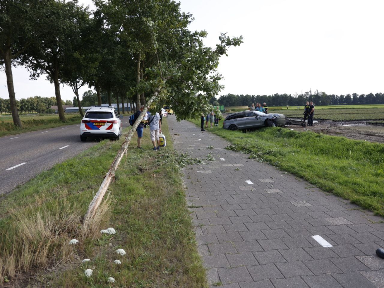 Auto belandt op z’n kant in greppel na botsing