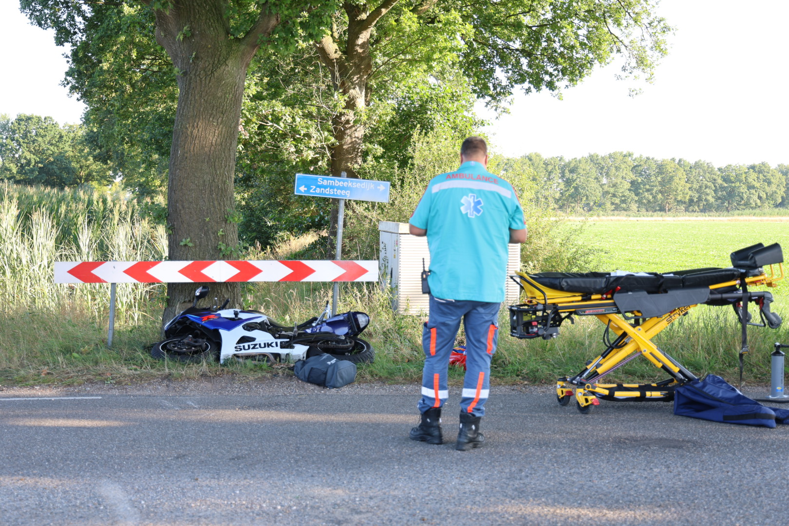 Motorrijder belandt in sloot na botsing op kruising