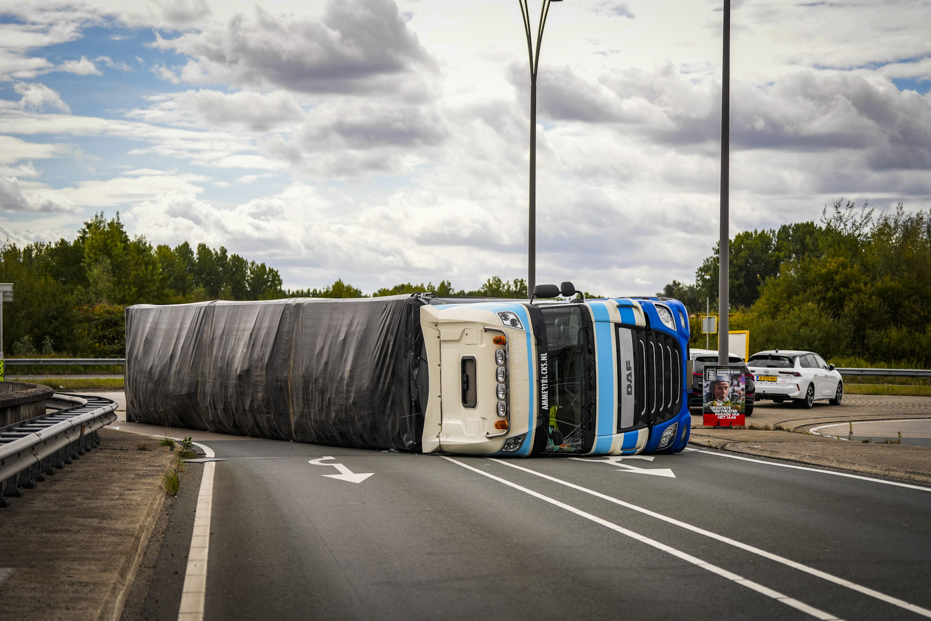 Vrachtwagen kantelt op viaduct, wegen urenlang afgesloten