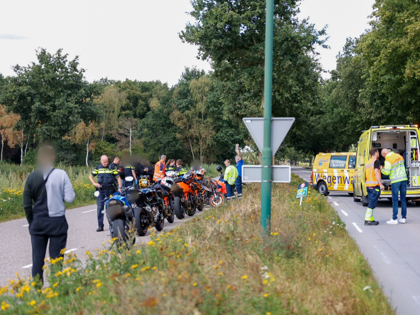 Motorrijders gaan hard onderuit, traumaheli opgeroepen