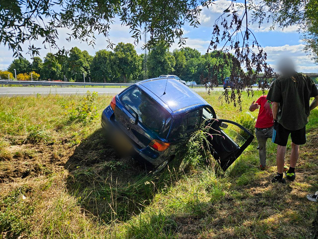 Auto raakt van snelweg; bestuurder aangehouden voor rijden onder invloed